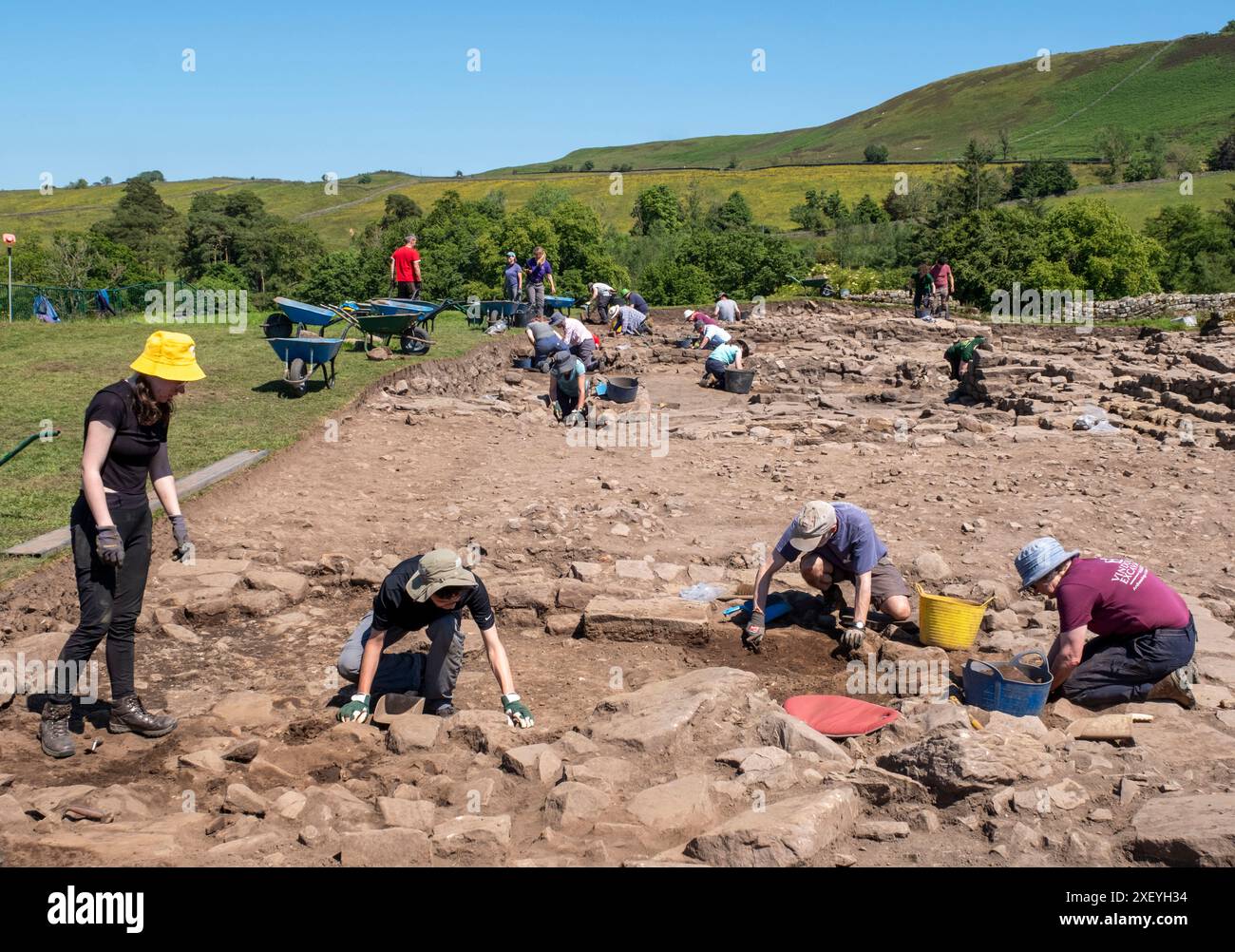 Volontari e archeologi che scavano un nuovo sito a Vindolanda Roman Fort, Northumberland, Inghilterra. Foto Stock