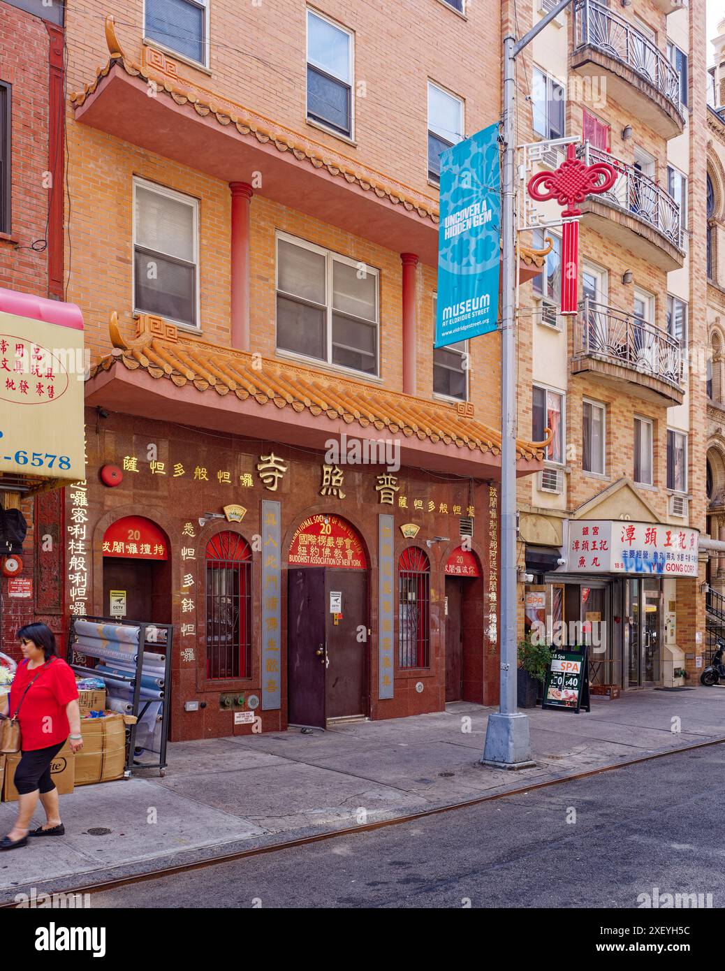 NYC Chinatown: Una volta una stazione dei vigili del fuoco a due piani, 20 Eldridge Street ha guadagnato tre piani e nuovo scopo come tempio buddista. Foto Stock