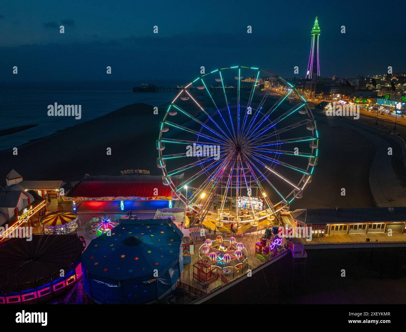 Molo di Blackpool e torre di Blackpool di notte, ruota panoramica illuminata e Blackpool Tower fotografia aerea dal mare del turismo del Lancashire e. Foto Stock