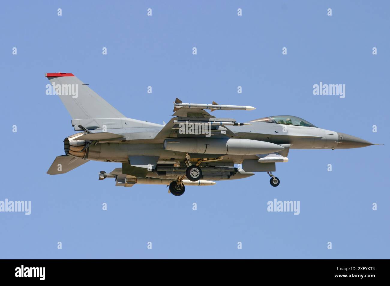 F-16 Falcon Fighter Jet in volo. Fotografia d'azione dell'aereo militare Fast Jet in una missione di combattimento armata di missili Foto Stock