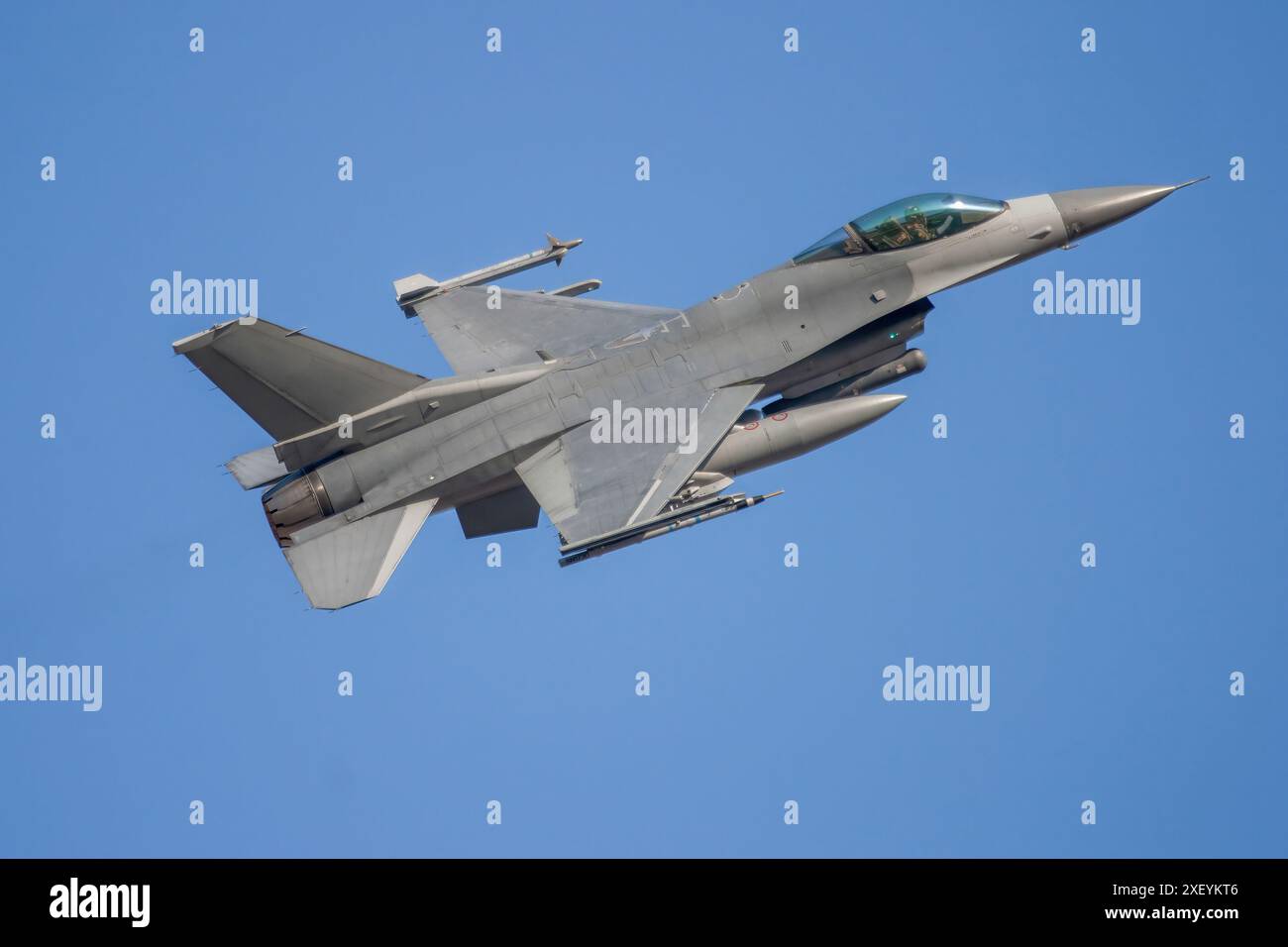F-16 Falcon Fighter Jet in volo. Fotografia d'azione dell'aereo militare Fast Jet in una missione di combattimento armata di missili Foto Stock
