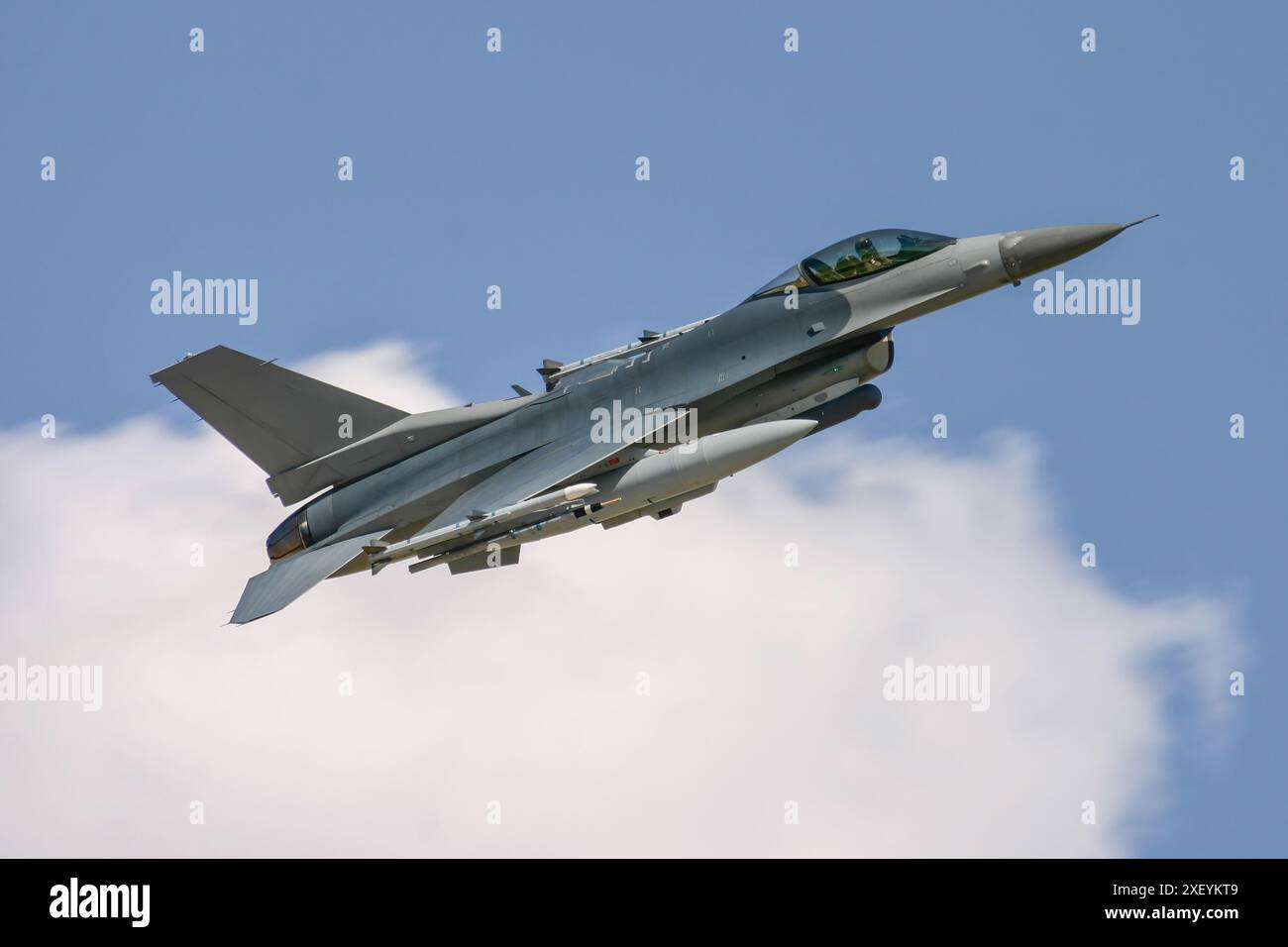 F-16 Falcon Fighter Jet in volo. Fotografia d'azione dell'aereo militare Fast Jet in una missione di combattimento armata di missili Foto Stock