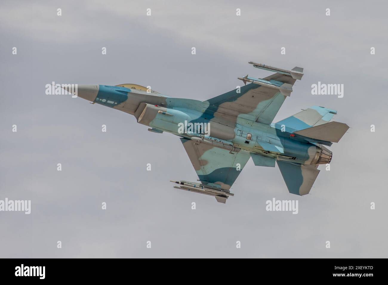 F-16 Falcon Fighter Jet in volo. Fotografia d'azione dell'aereo militare Fast Jet in una missione di combattimento armata di missili Foto Stock