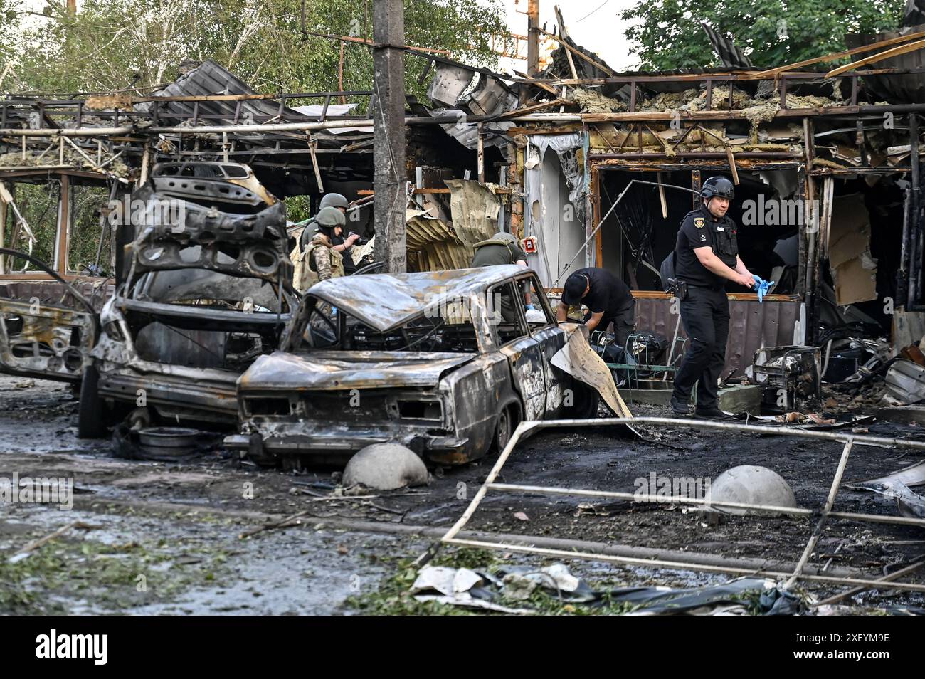 VILNIANSK, UCRAINA - 29 GIUGNO 2024 - nel corso di uno sforzo di risposta all'attacco missilistico russo nella zona centrale di Vilniansk, nella regione di Zaporizhzhia, Ucraina meridionale. La Russia lanciò razzi al centro di Vilniansk, una città vicina alla linea del fronte nella regione di Zaporizhzhia, alle 17:40 ora locale di sabato 29 giugno. L'attacco ha ucciso sette persone, inclusi tre bambini. Trentasei persone sono rimaste ferite, tra cui nove bambini. Foto Stock