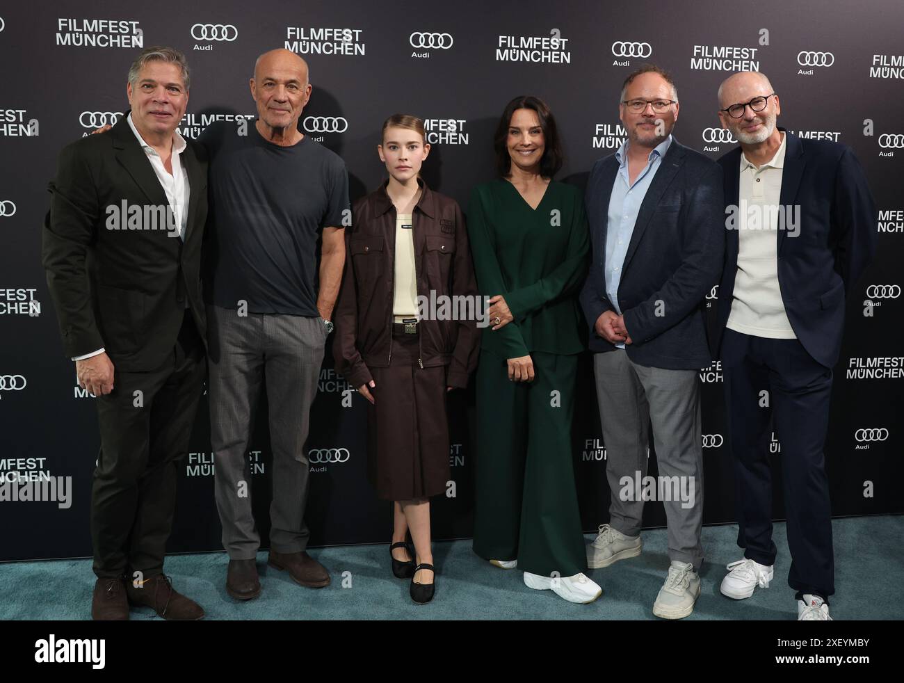 Monaco, Germania. 30 giugno 2024. Thomas Peter Friedl (l-r), produttore, Heiner Lauterbach, attore, Milena Tscharntke, attrice, Désirée Nosbusch, attrice, Hannu Salonen, regista, e Peter Grandl, autore, si presenta prima della prima della serie 'Turmschatten' nella sala cinematografica Astor del cinema ARRI. Crediti: Karl-Josef Hildenbrand/dpa/Alamy Live News Foto Stock