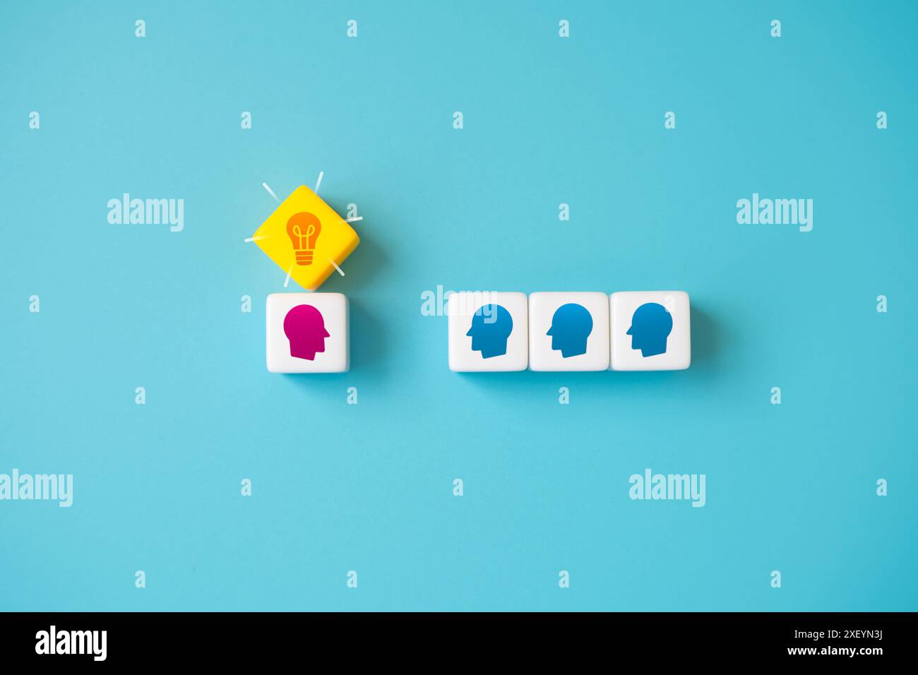 Condividete la vostra idea con gli altri e conducete un nuovo progetto aziendale. Istruzione e condivisione di esperienze. Foto Stock