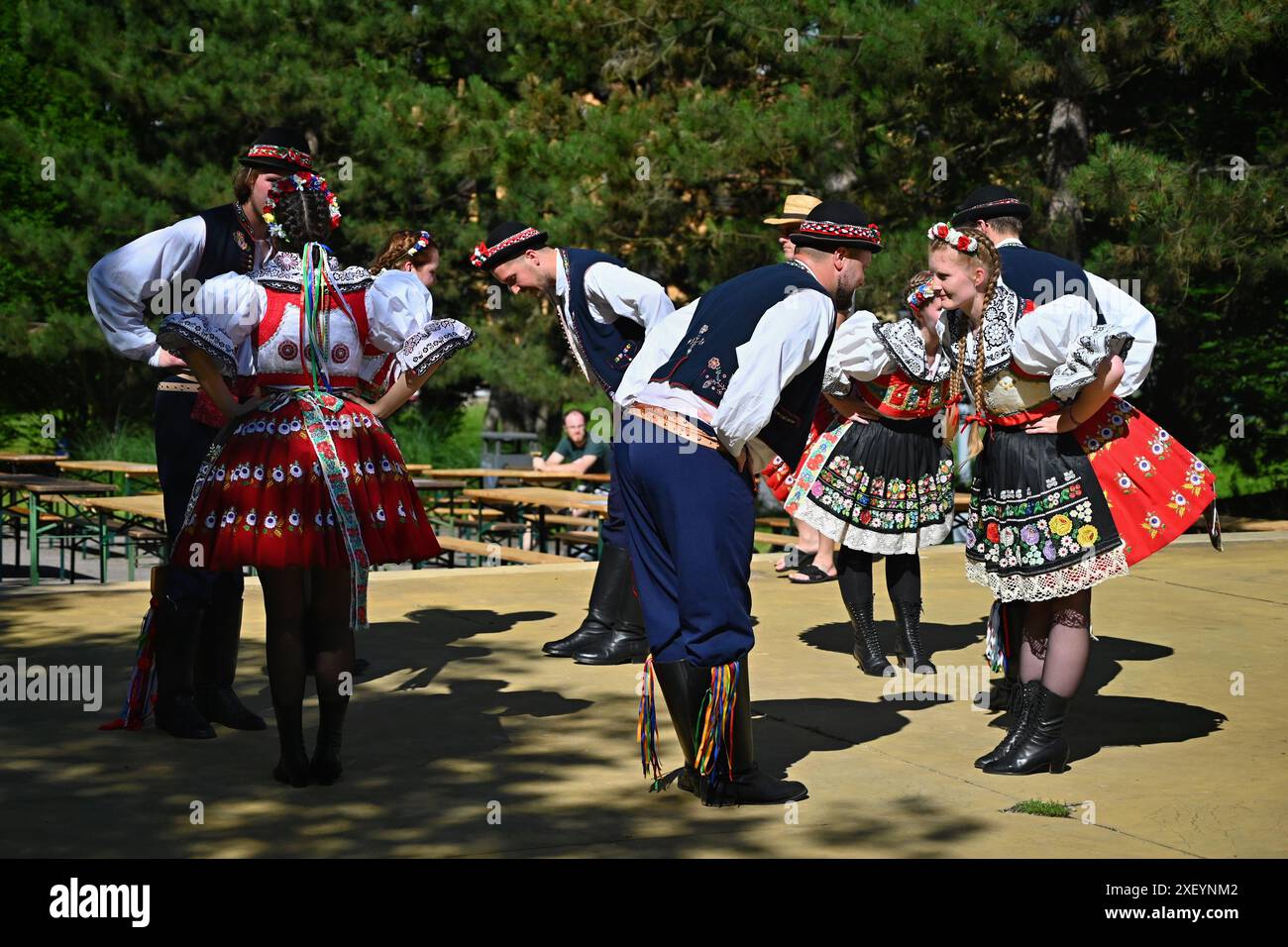 Brno - Bystrc, Repubblica Ceca, 22 giugno 2024. Feste tradizionali della festa della festa nella Repubblica Ceca. Festival del cibo e delle bevande. Ragazze Foto Stock