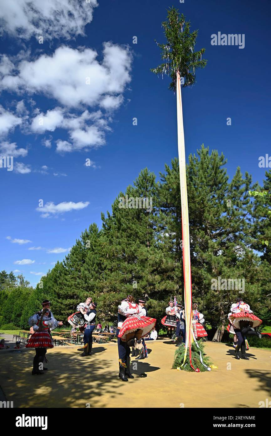 Brno - Bystrc, Repubblica Ceca, 22 giugno 2024. Feste tradizionali della festa della festa nella Repubblica Ceca. Festival del cibo e delle bevande. Ragazze Foto Stock