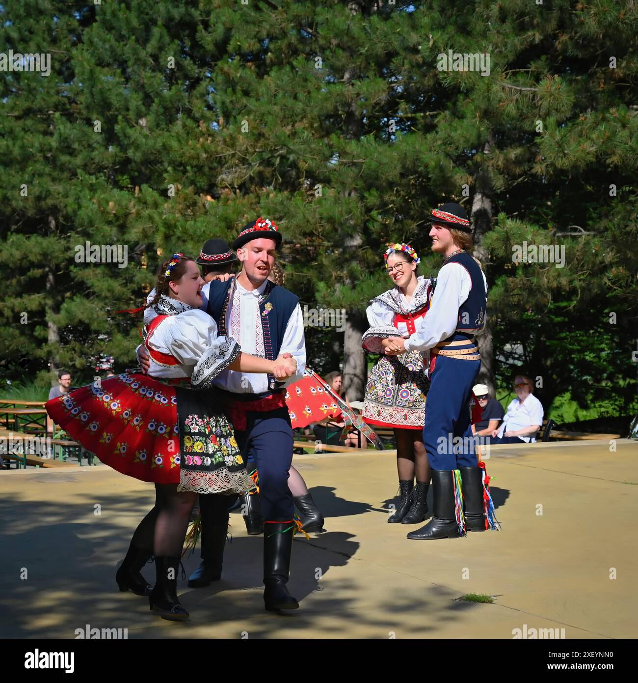 Brno - Bystrc, Repubblica Ceca, 22 giugno 2024. Festa tradizionale ceca. Tradizionale danza popolare e intrattenimento. Ragazze e ragazzi in costume che ballano Foto Stock