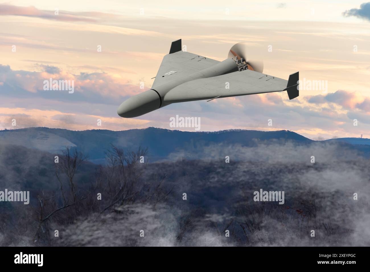 Vista laterale di un drone militare Shaheed nel cielo serale sullo sfondo di nuvole e foreste, fumo proveniente dall'azione militare in Ucraina. Foto Stock