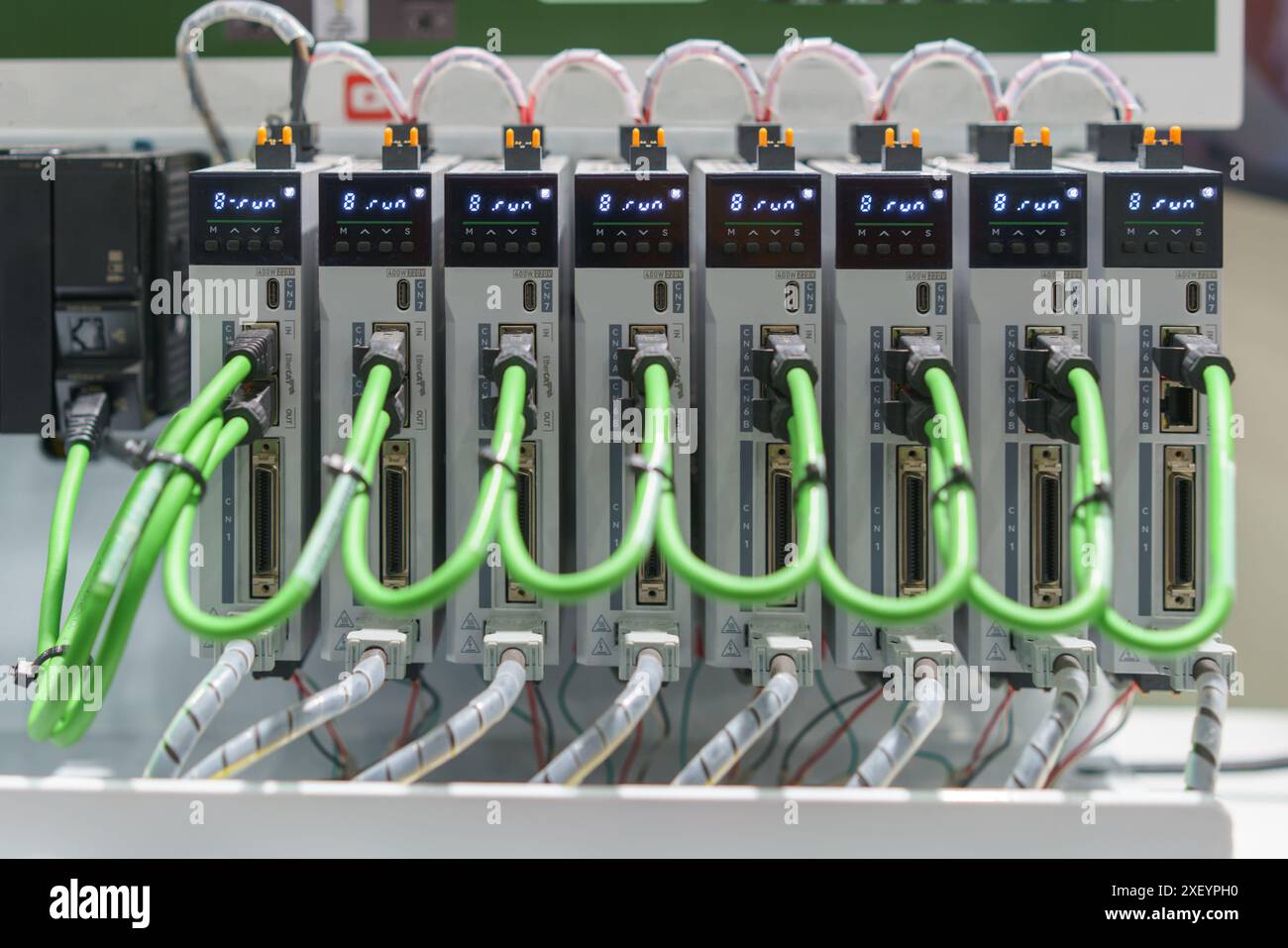 set di controller avanzati per l'automazione industriale, che enfatizzano il loro ruolo cruciale nei processi industriali e di produzione moderni. Foto Stock