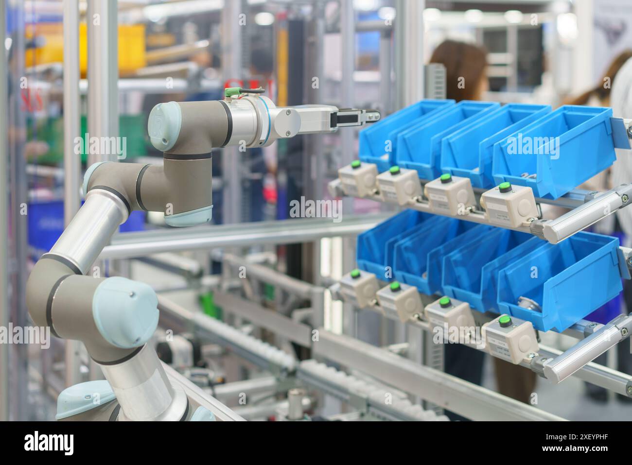 braccio robotizzato integrato in una linea di assemblaggio automatizzata, che illustra la tecnologia avanzata e la precisione utilizzate nei processi di produzione moderni. Foto Stock