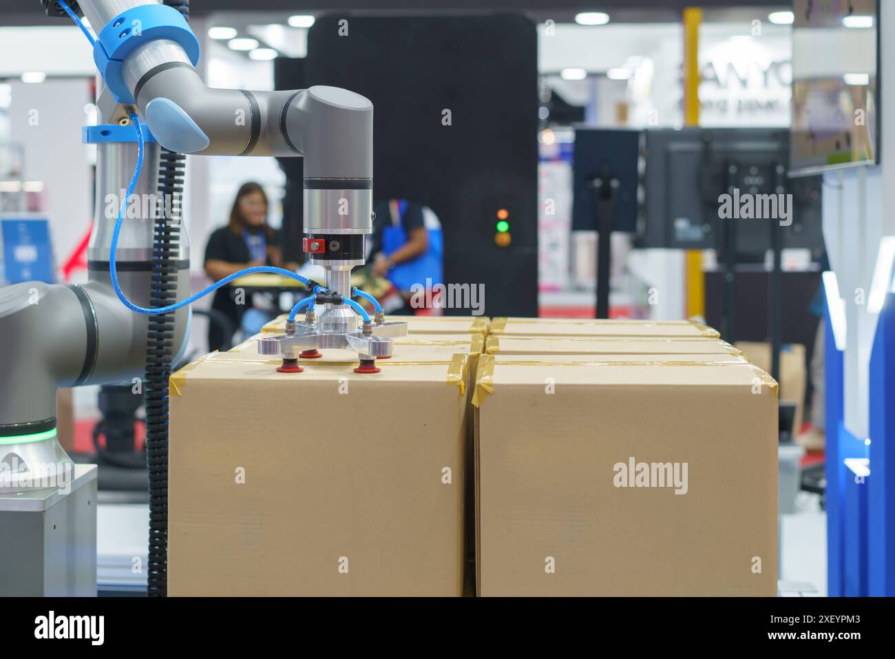 sistema automatizzato di imballaggio robotizzato progettato per l'uso industriale, per la movimentazione e il confezionamento efficienti di scatole di grandi dimensioni Foto Stock