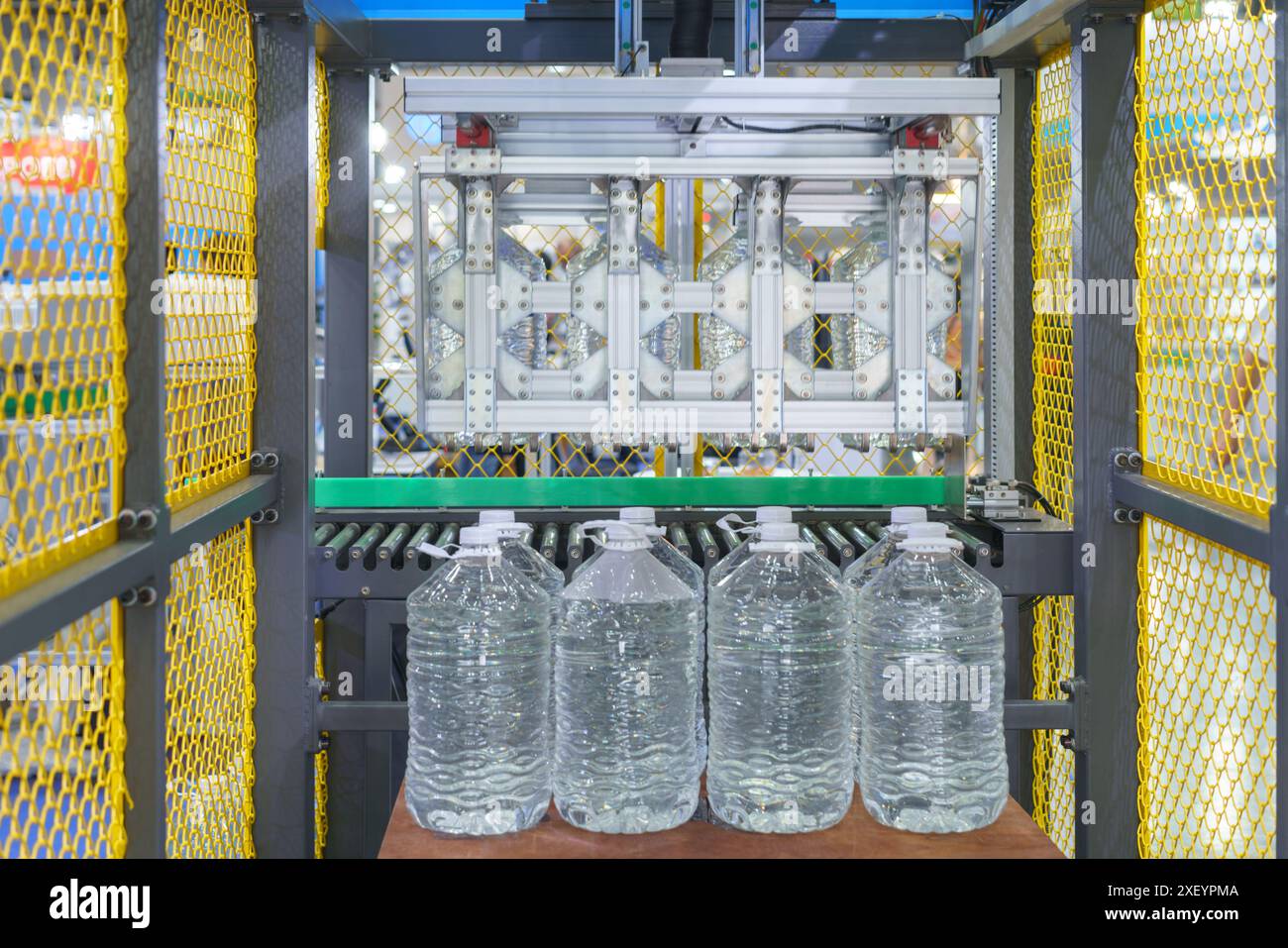 sistema di confezionamento di bottiglie ad alta capacità, progettato per un confezionamento efficiente e sicuro di bottiglie d'acqua di grandi dimensioni in un ambiente di produzione Foto Stock