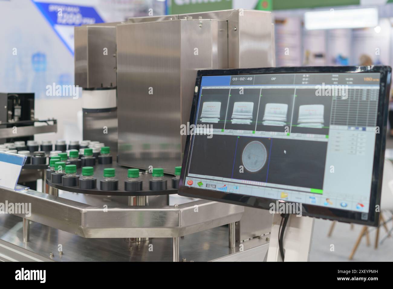 sistema automatizzato di ispezione dei flaconi, progettato per garantire la qualità e l'integrità dei prodotti in bottiglia in una linea di produzione Foto Stock