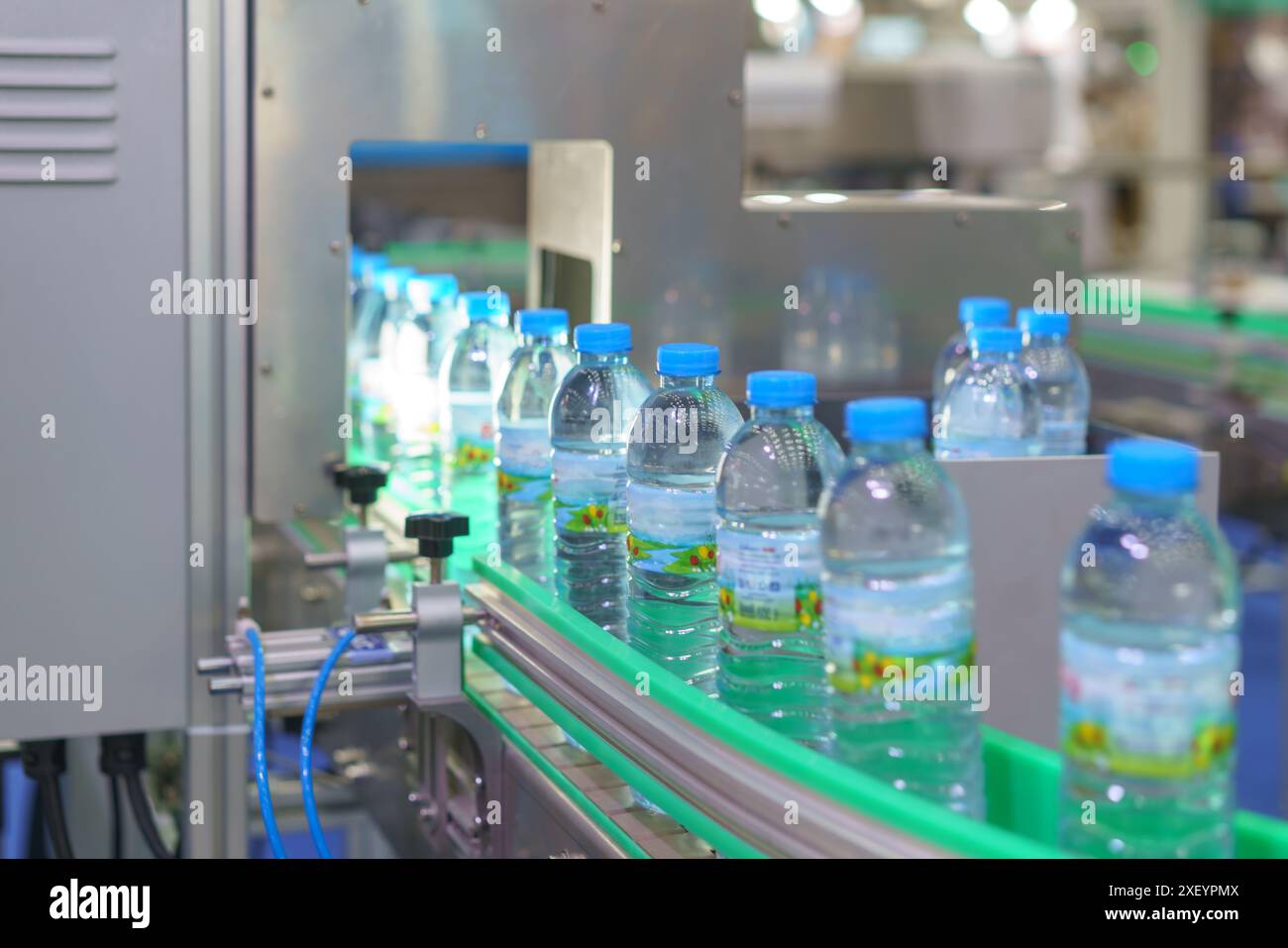 linea di imbottigliamento automatizzata, un componente chiave nei moderni impianti di produzione delle bevande Foto Stock