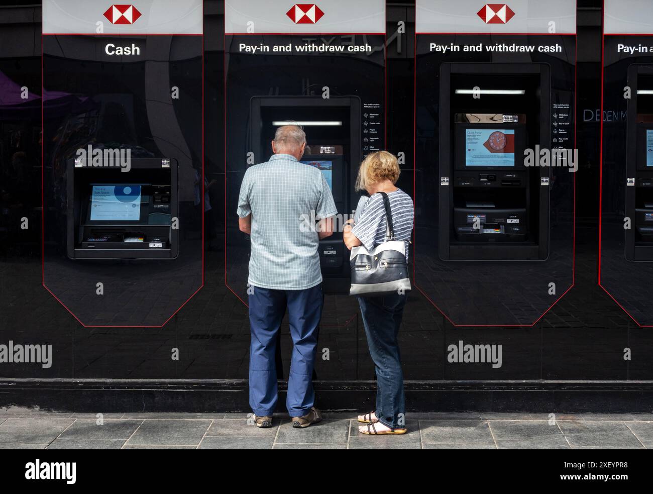 Linea di bancomat fuori dalla banca HSBC UK nel centro di Liverpool Foto Stock