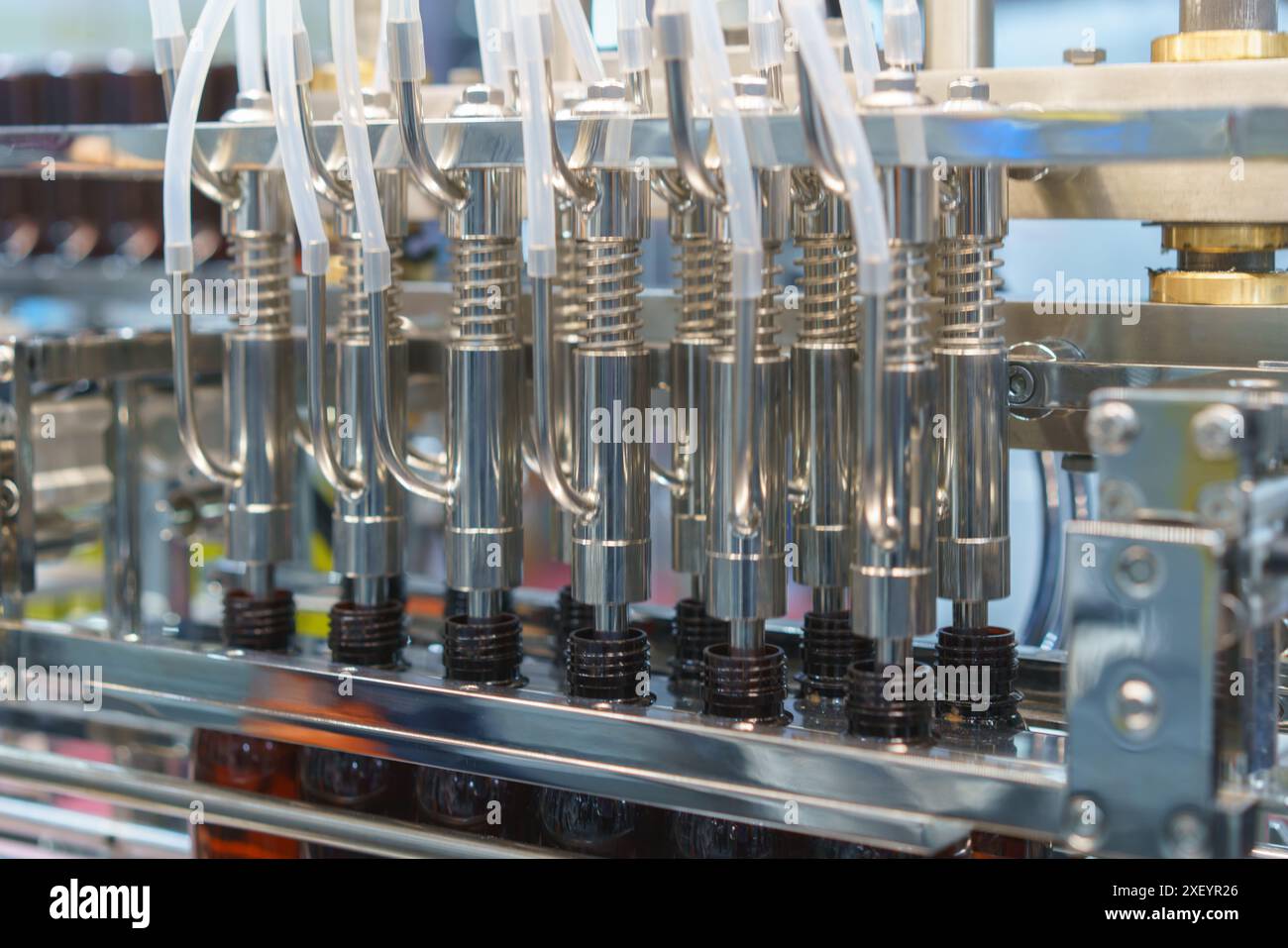 Macchina per il riempimento automatico di liquidi vari settori di produzione, tra cui farmaceutico, cosmetico e alimentare Foto Stock