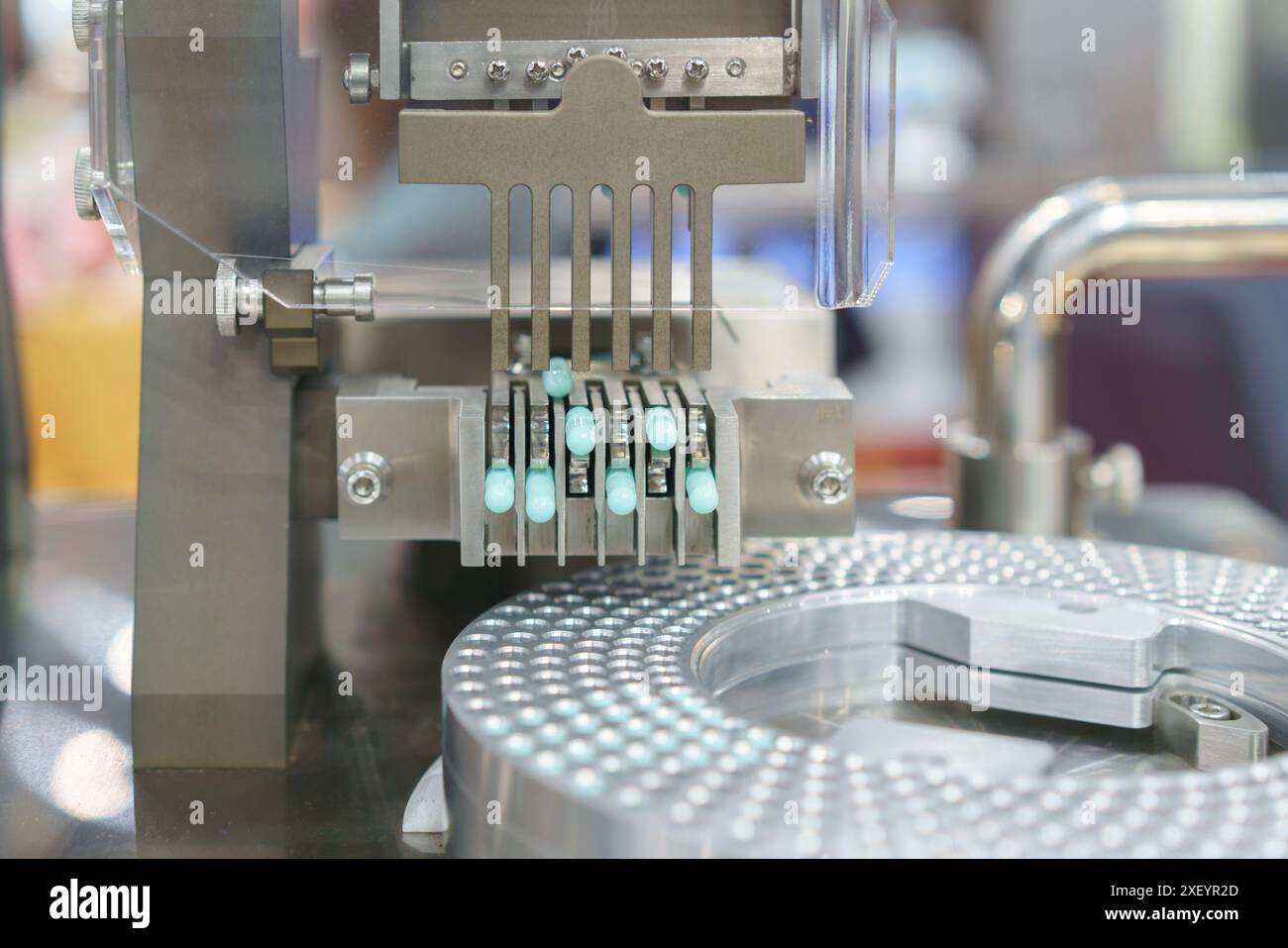 la macchina di riempimento delle capsule rappresenta la tecnologia nella produzione farmaceutica, garantendo una produzione efficiente e accurata di capsule medicinali. Foto Stock