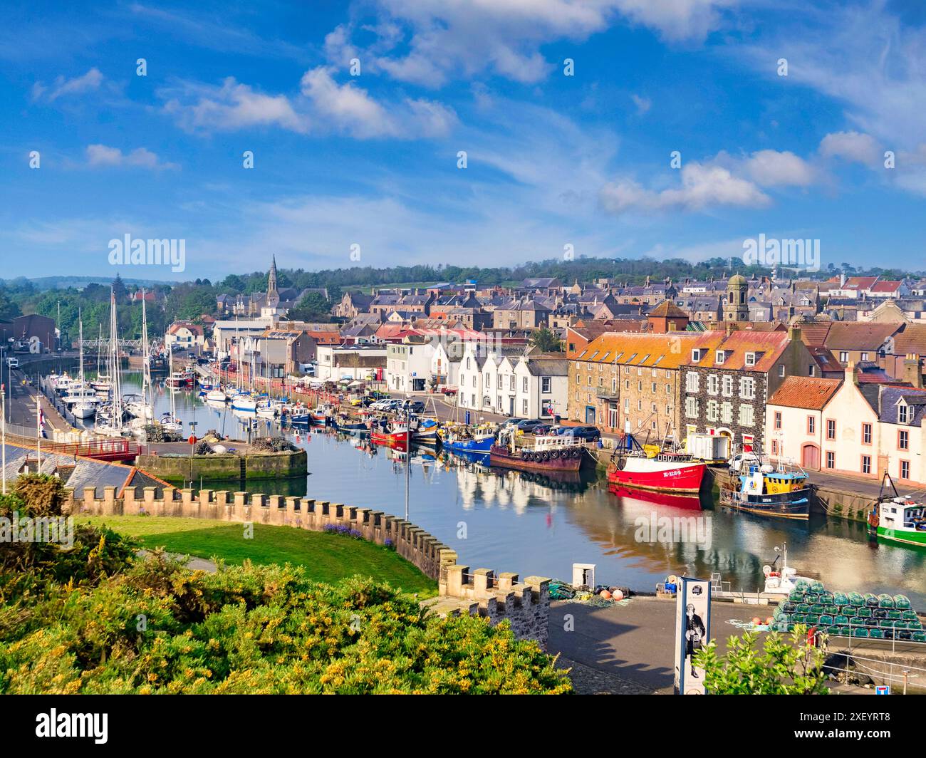 15 maggio 2024: Eyemouth, Scozia, Regno Unito - la città e il porto sul fiume in un giorno di primavera brillante Foto Stock
