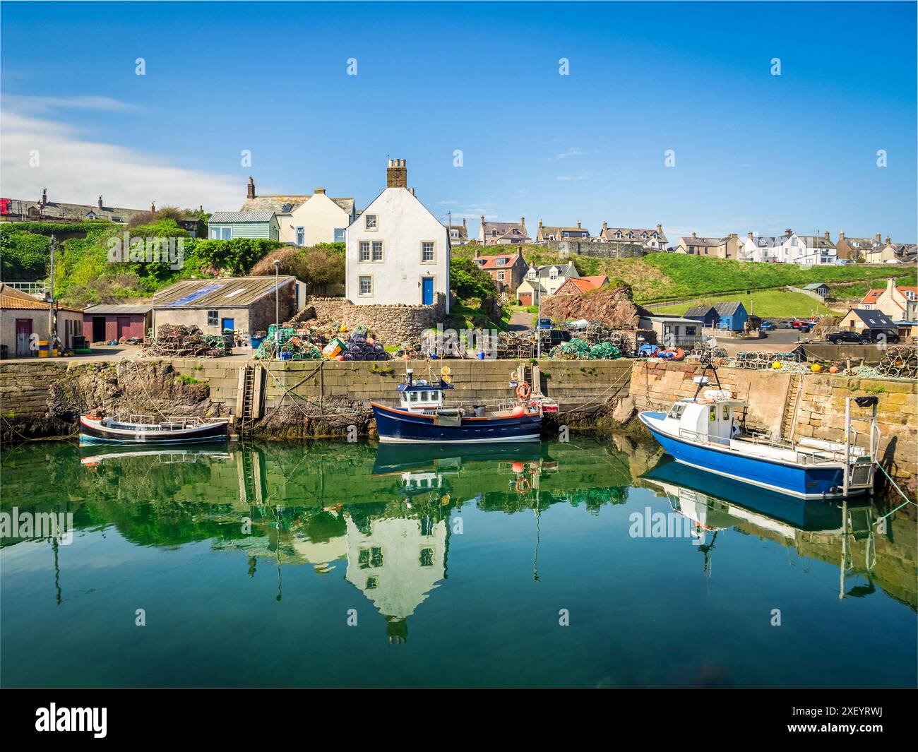Il porto del piccolo villaggio di pescatori di St Abbs, nella regione degli Scottish Borders. Foto Stock