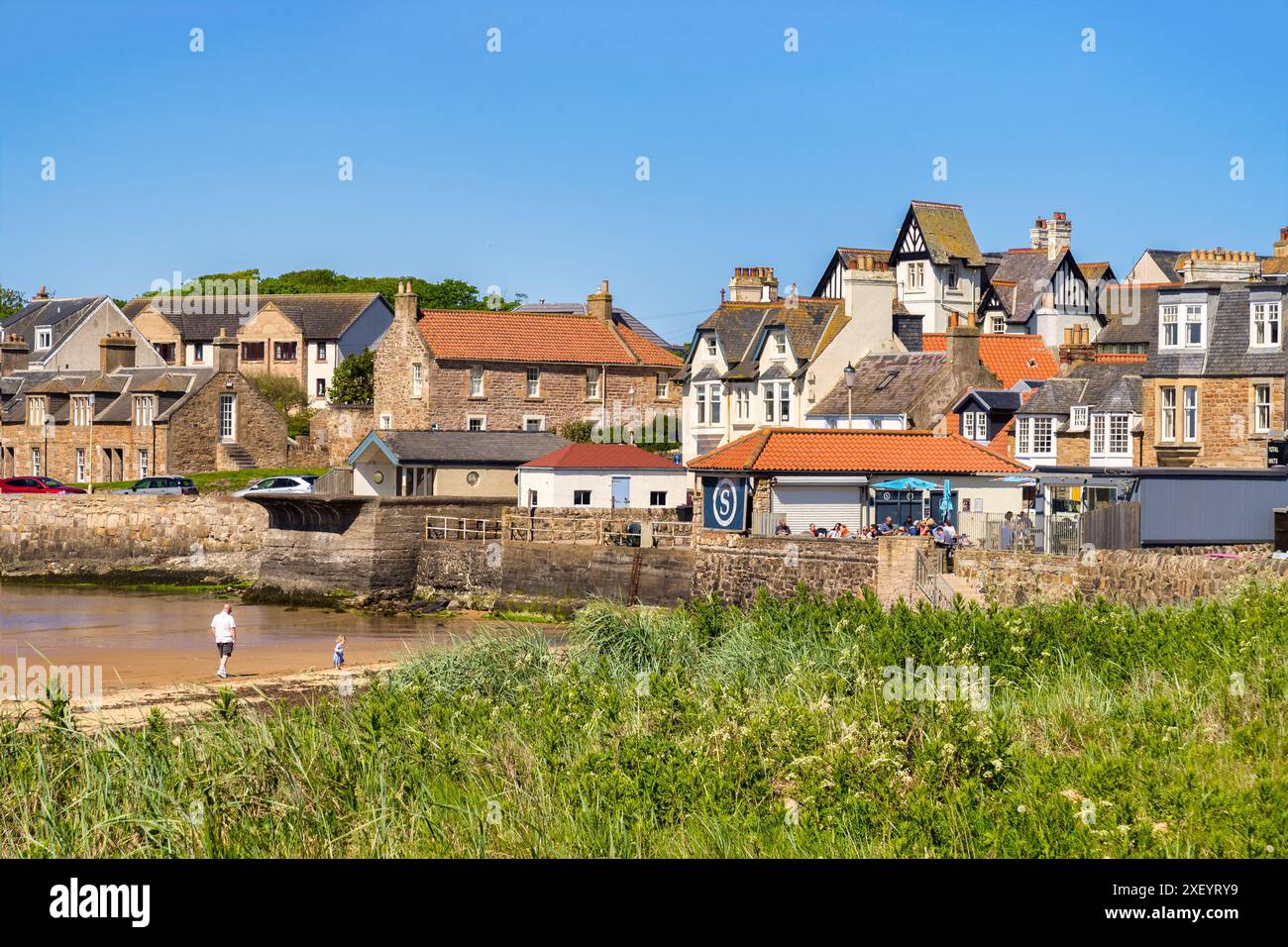 Elie, Fife, Scozia - il popolare villaggio sul mare scozzese in una brillante giornata primaverile, gente che si gode il sole. Foto Stock