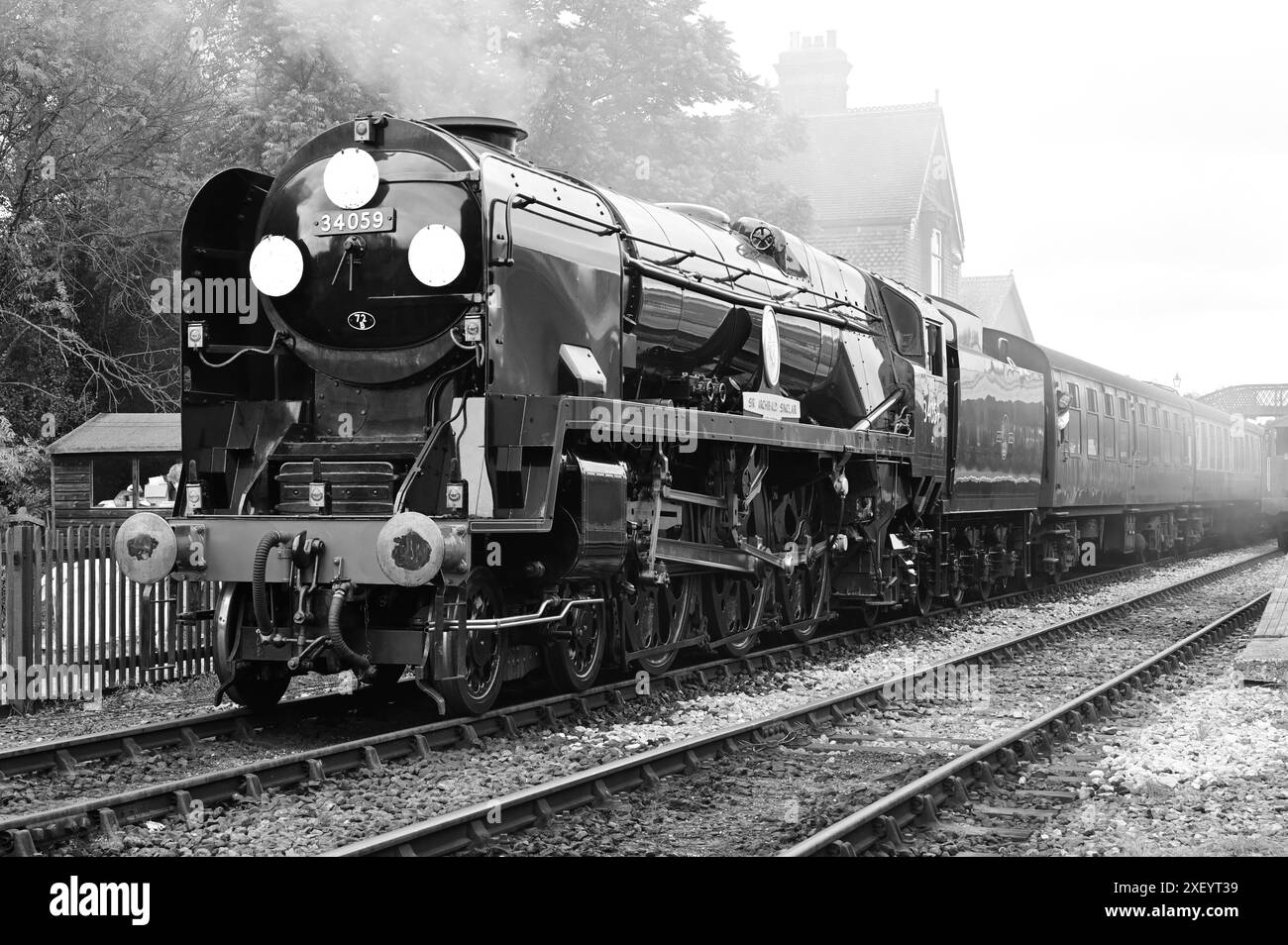 Sir Archibald Sinclair una locomotiva a vapore della classe Battle of Britain che fuma alla stazione di Sheffield Park sulla Bluebell Railway. Foto Stock