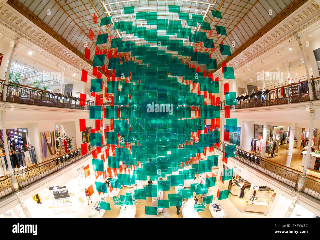 AUX BEAUX CARRES PAR DANIEL BUREN AU BON MARCHE Foto Stock