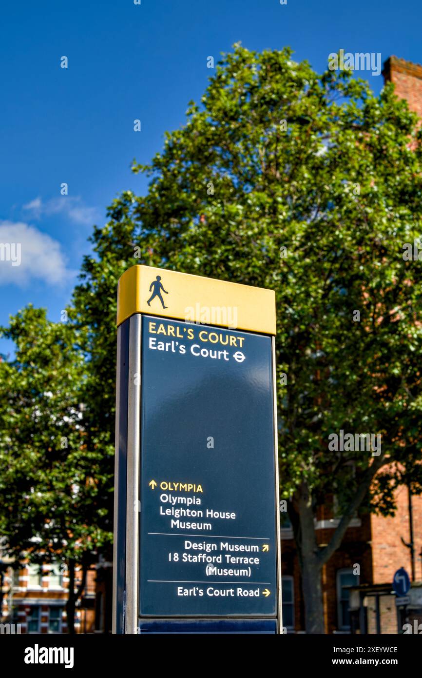 Earl's Court Location Sign, Warwick Road, Royal Borough of Kensington & Chelsea, Londra, Inghilterra, Regno Unito Foto Stock