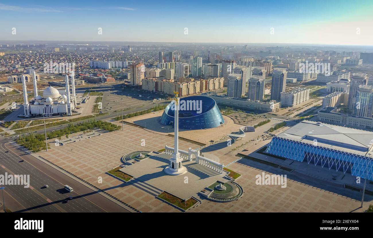 La foto aerea di Piazza indipendenza ad Astana (Kazakistan), con il Palazzo dell'indipendenza (sede del vertice SCO) e il monumento kazako Eli. Foto Stock