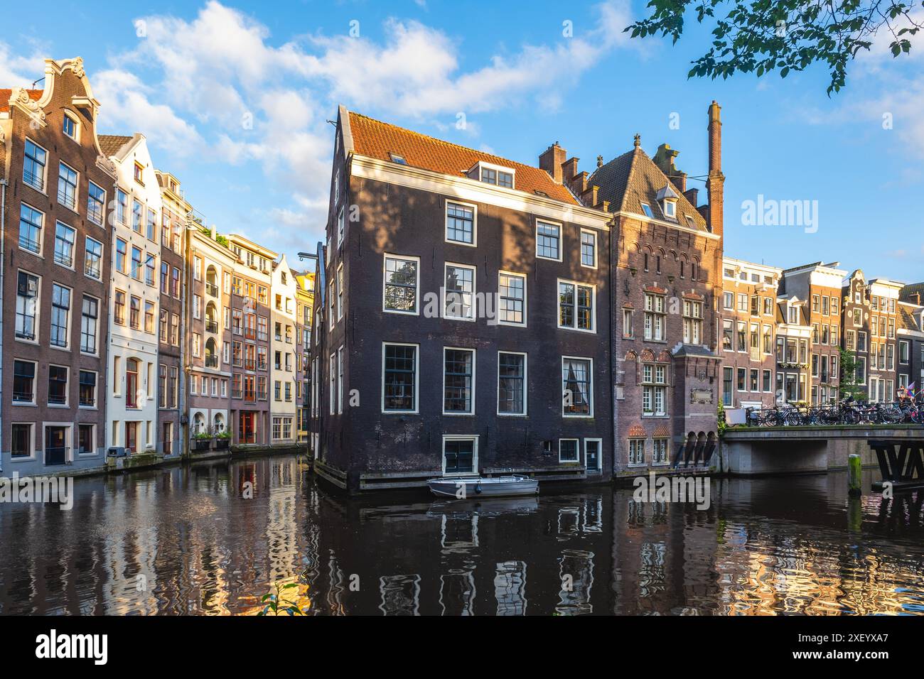 Le case si trovano direttamente sull'acqua a Vredenburgh, Amsterdam, olandese Foto Stock