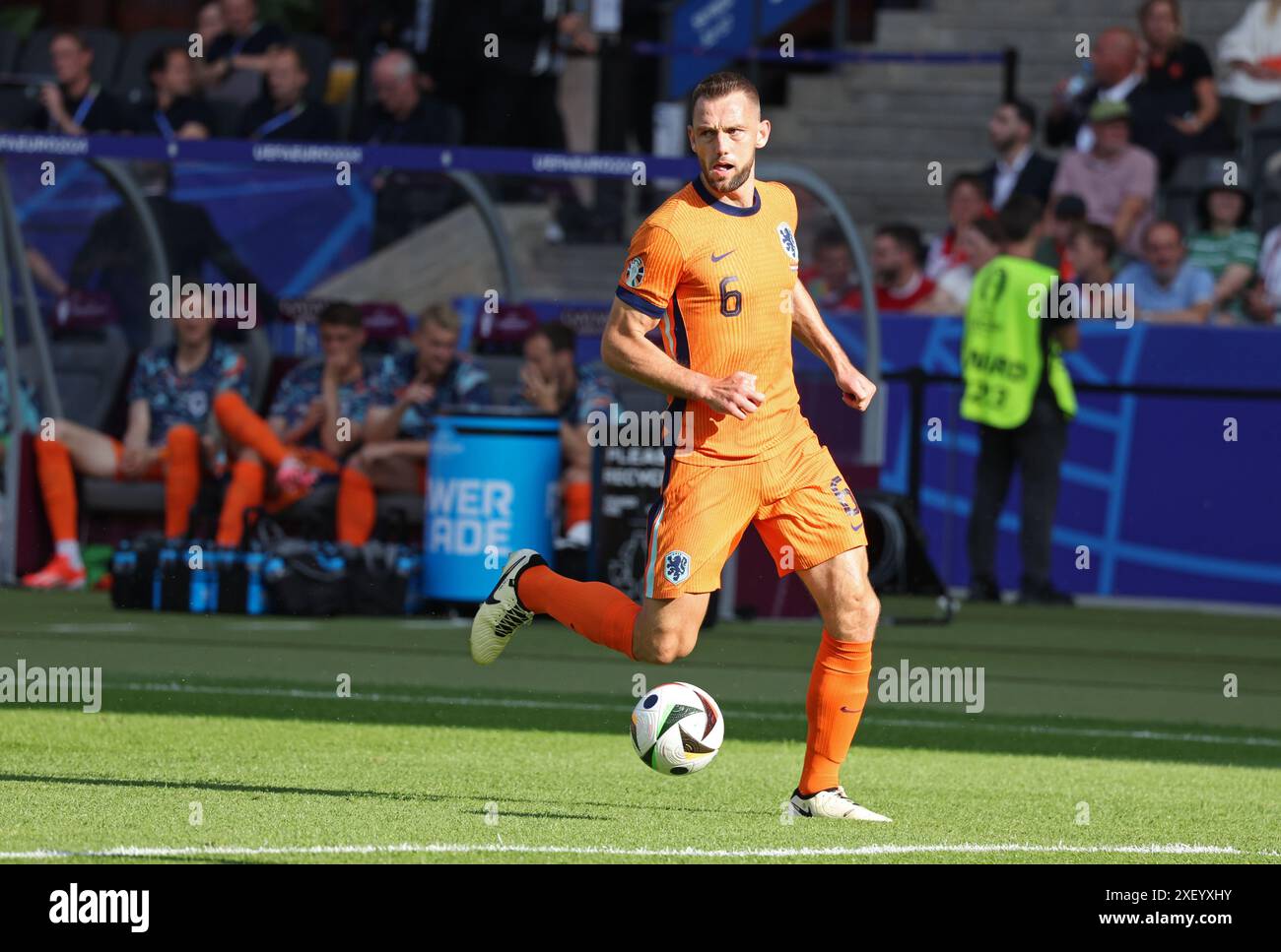 Berlino, Germania - 25 giugno 2024: Stefan De Vrij dei Paesi Bassi (#6) in azione durante la partita della fase a gironi di UEFA EURO 2024 Paesi Bassi contro Austria all'Olympiastadion di Berlino, Germania Foto Stock