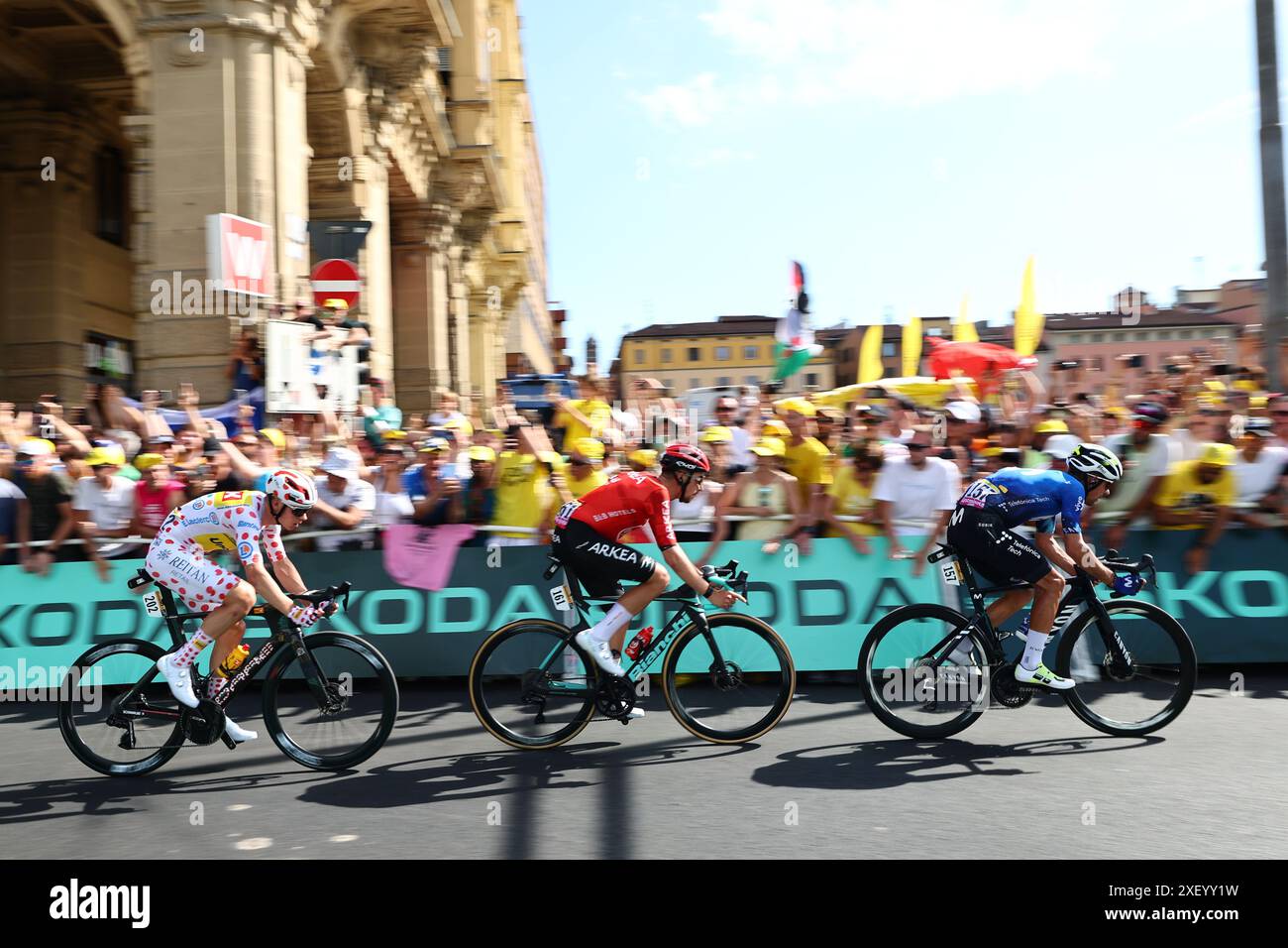 Bologna, Italia. 30 giugno 2024. Il gruppo separatista raffigurato durante la seconda tappa della gara ciclistica Tour de France 2024, da Cesenatico, Italia a Bologna (198 km) domenica 30 giugno 2024. La 111a edizione del Tour de France inizia sabato 29 giugno e si concluderà a Nizza, in Francia, il 21 luglio. BELGA FOTO DAVID PINTENS credito: Belga News Agency/Alamy Live News Foto Stock