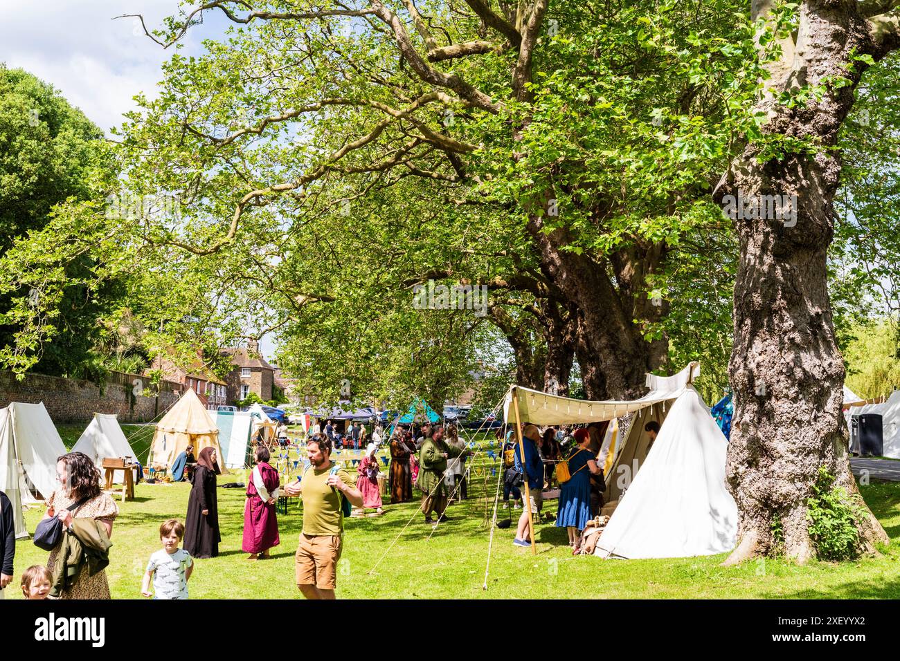 Accampamento medievale con i reenattori e il pubblico in una giornata luminosa e soleggiata d'estate. Un evento annuale tenuto dal Sandwich Medieval Center. Foto Stock