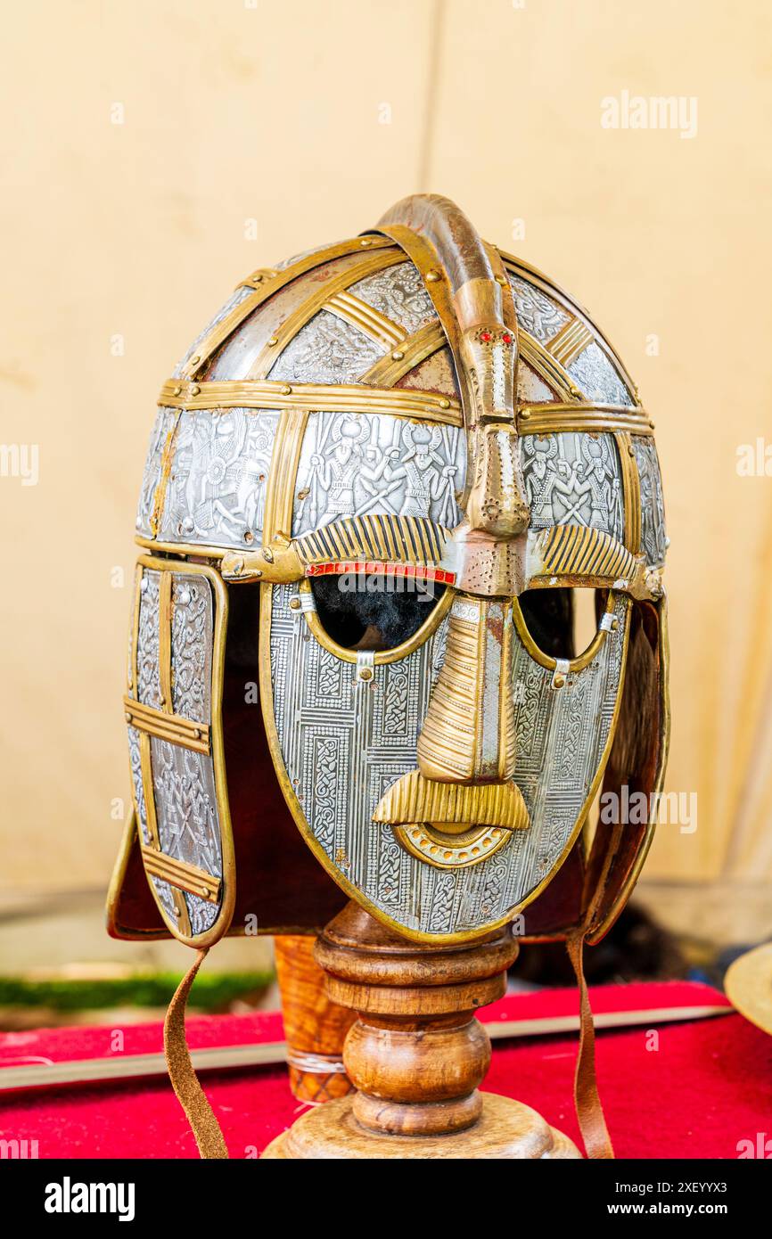 Casco anglosassone riprodotto in dotazione dai primi anni del Medioevo in mostra durante un evento tenutosi al Sandwich Medieval Center. Foto Stock