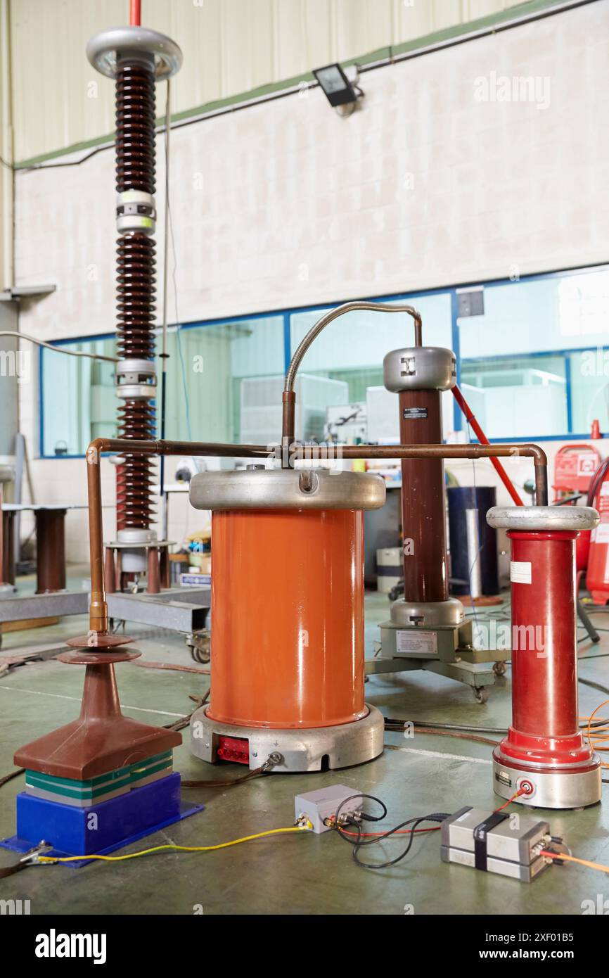 Prova d'urto. Aumento dell'attrezzatura con distanza di accensione. Laboratorio elettrico ad alta tensione. Certificazione delle apparecchiature elettriche. Servizi tecnologici da introdurre Foto Stock