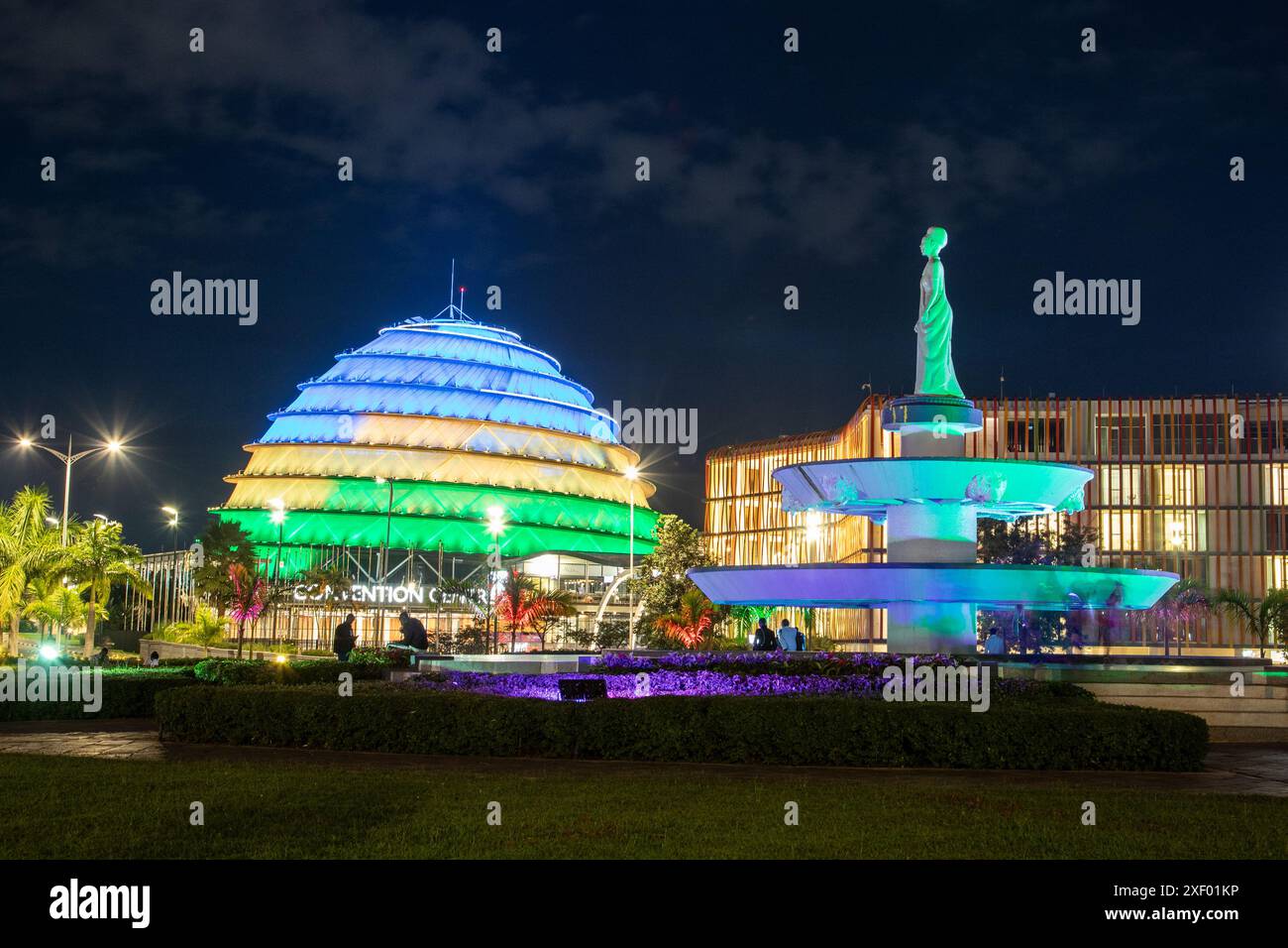 KIGALI, RUANDA - 6 novembre 23: Il Centro Congressi di Kigali si illumina di notte in vari colori. Le persone possono essere viste fuori Foto Stock