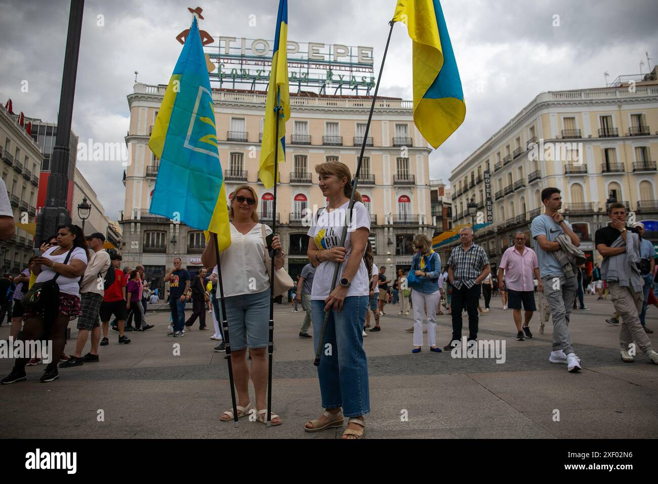 Madrid Spagna. 30 giugno 2024. I residenti ucraini a Madrid si incontrano ogni settimana nel centro della capitale spagnola per sostenere i loro compatrioti in guerra e raccogliere fondi finanziari da inviare ai loro parenti puniti dalla guerra. Crediti: Canales Carvajal/Alamy Live News Foto Stock