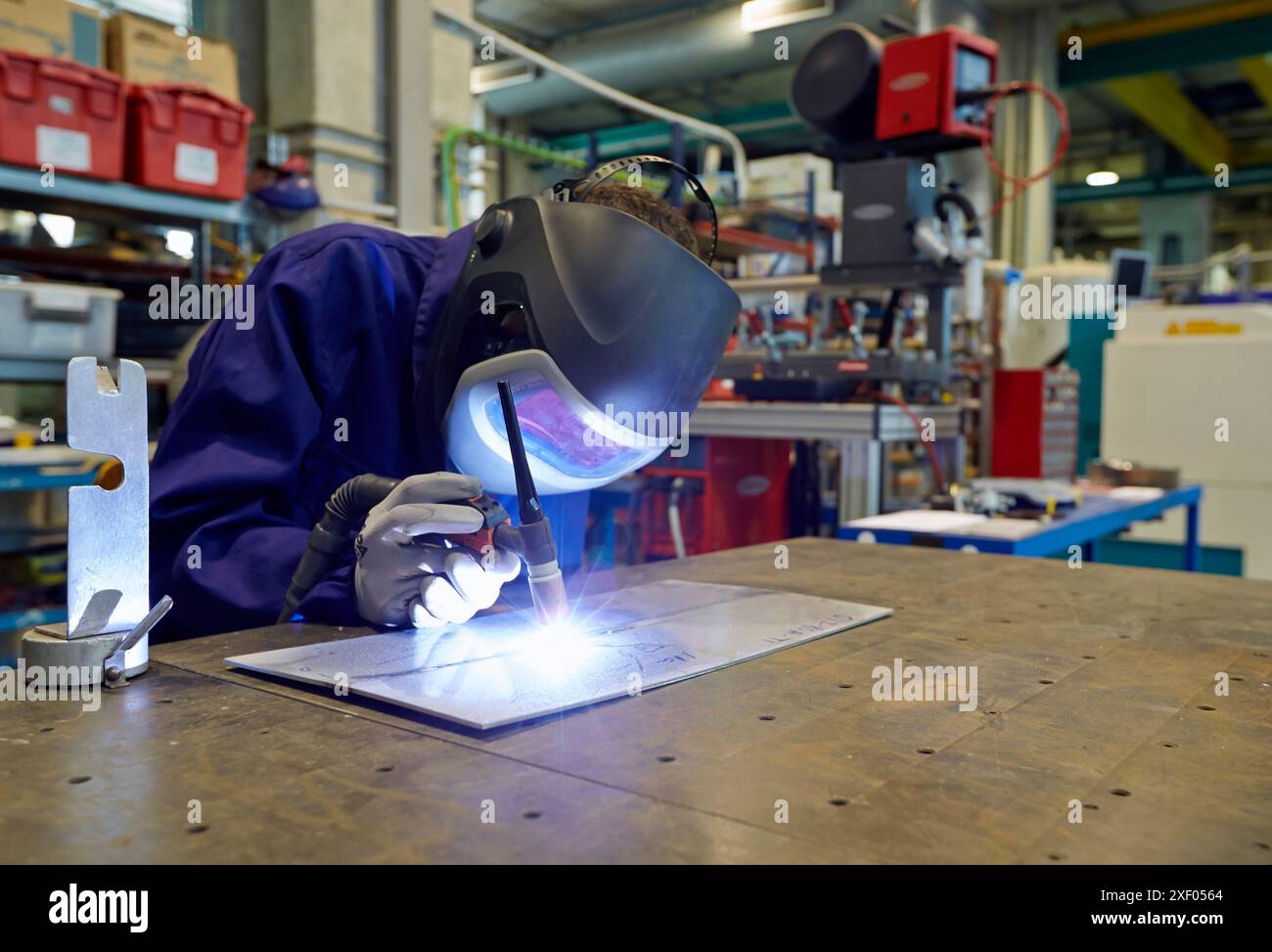 Ricercatore con apparecchiature di saldatura TIG, realizzazione di giunti per arco elettrico, industria, Tecnalia Research & Innovation, Technology and Research Centre, mira Foto Stock