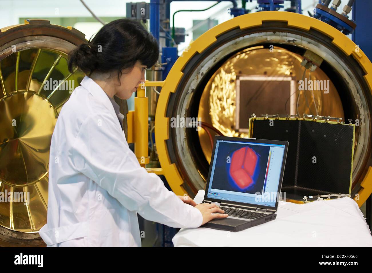 Ricamo stampi riscaldati automatici stampo a circuito con avvolgimento in carbonio integrato che viene riscaldato applicando l'industria della corrente elettrica, Tecnalia Research & in Foto Stock