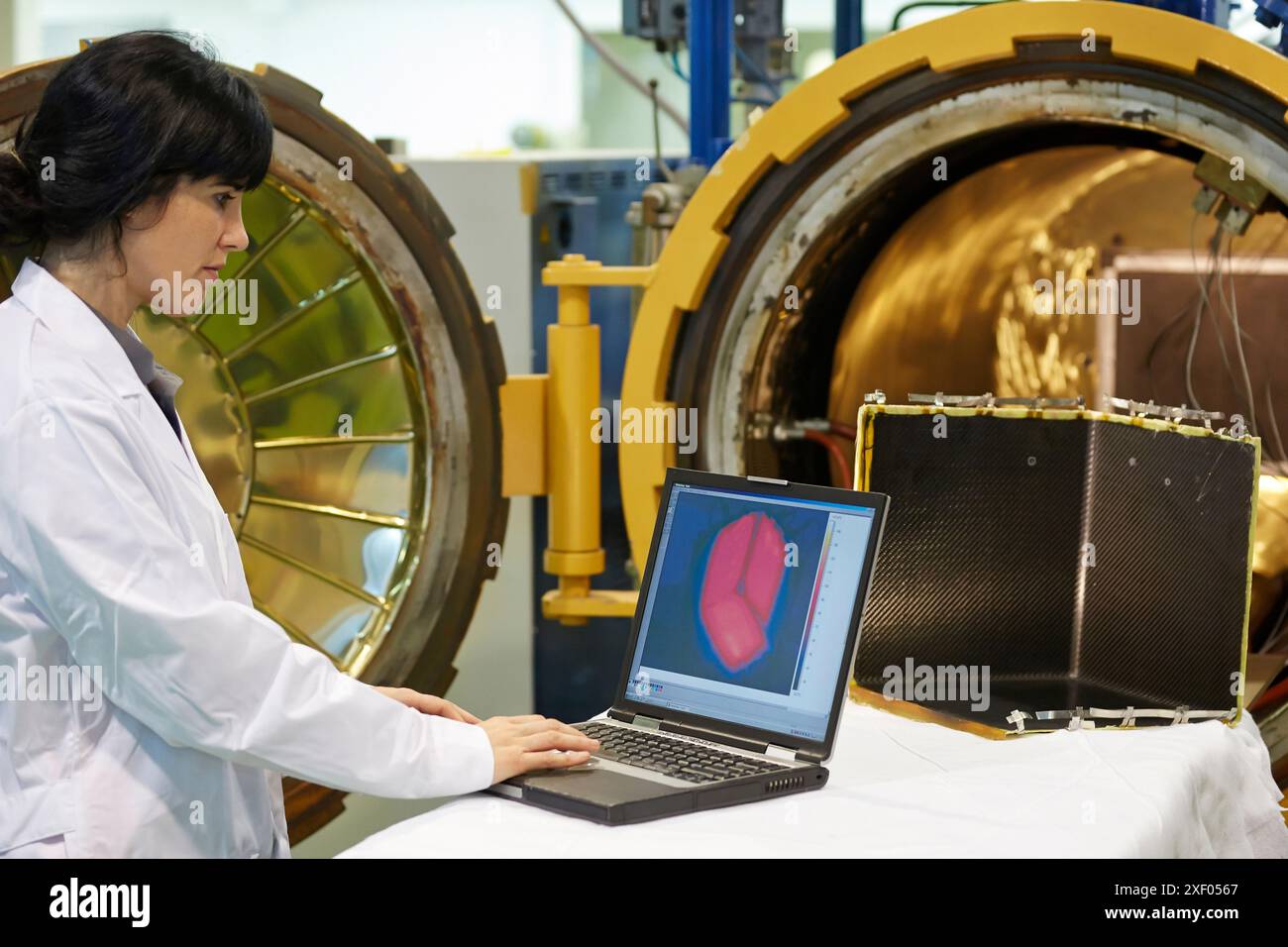 Ricamo stampi riscaldati automatici stampo a circuito con avvolgimento in carbonio integrato che viene riscaldato applicando l'industria della corrente elettrica, Tecnalia Research & in Foto Stock