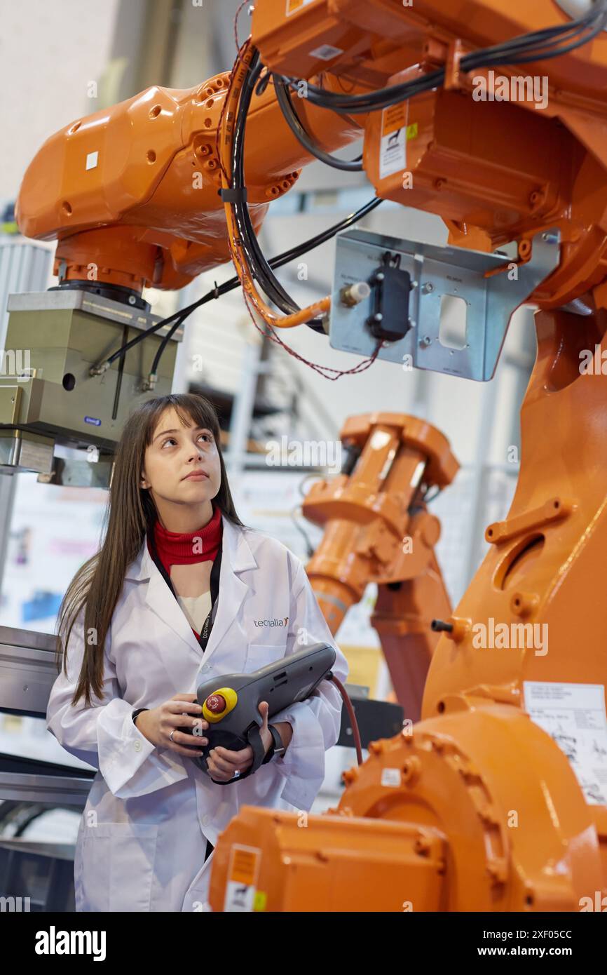 Robotica collaborativa cella robotica per la gestione dei pezzi integrazione intelligente con le periferiche e collaborazione tra robot Industry, Tecnalia Foto Stock