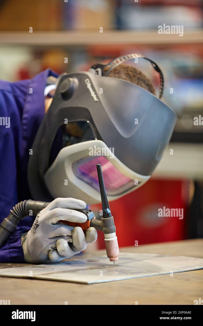 Ricercatore con apparecchiature di saldatura TIG, realizzazione di giunti per arco elettrico, industria, Tecnalia Research & Innovation, Technology and Research Centre, mira Foto Stock