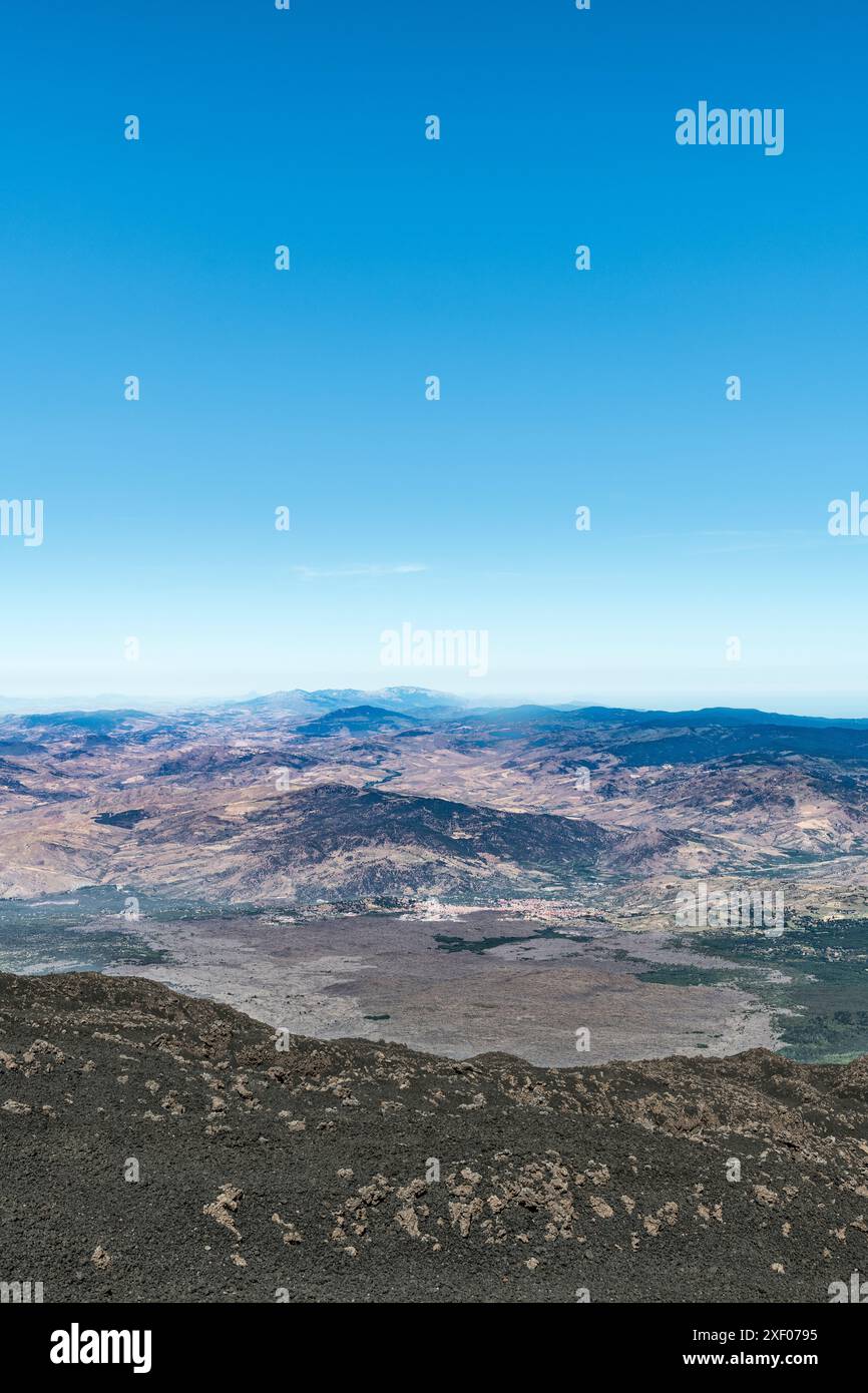 Una vista dall'alto sull'Etna, in Sicilia, che mostra il vasto flusso lavico che raggiunse e quasi distrusse la città di Bronte nel 1651 Foto Stock