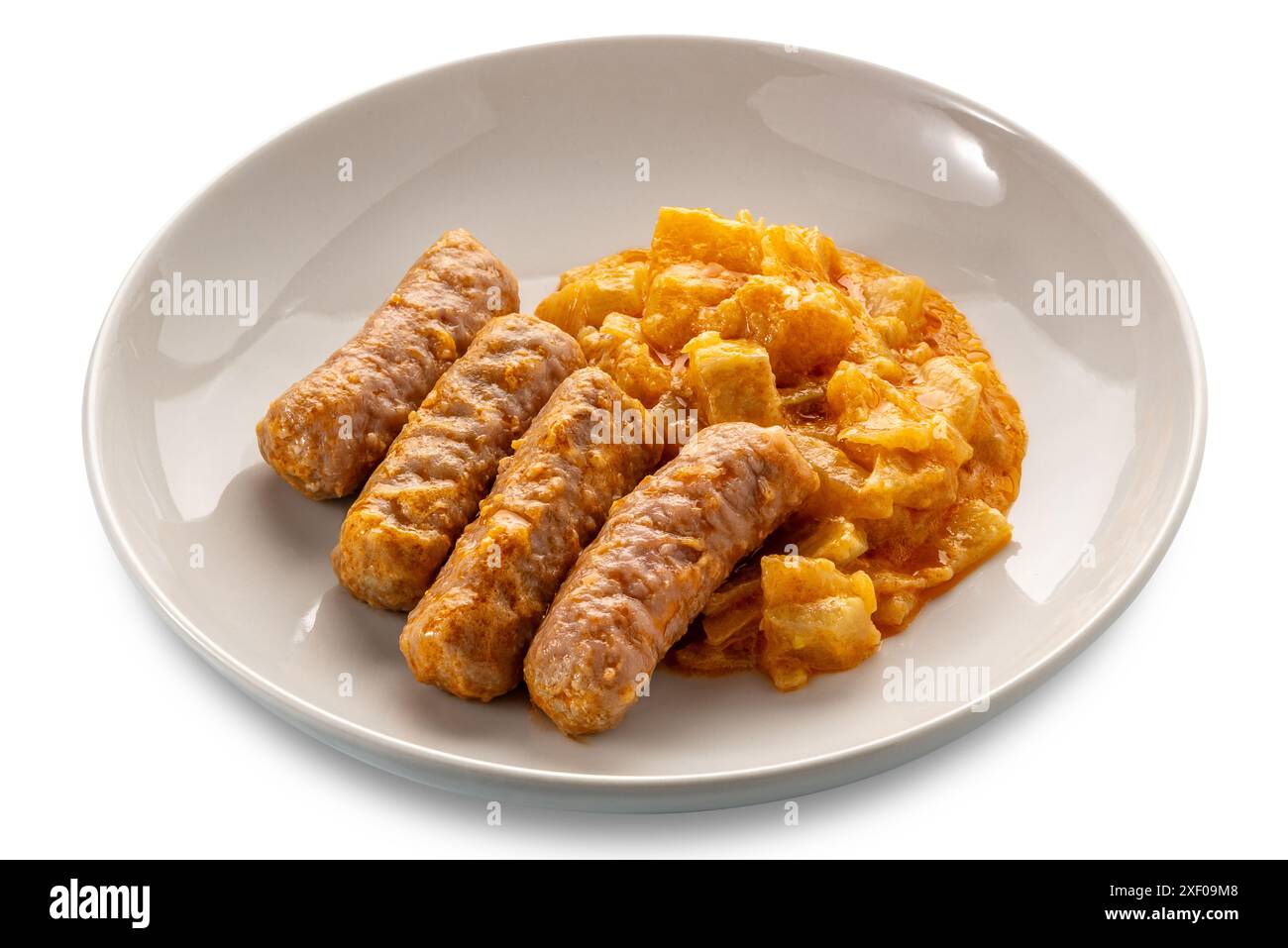 Salsiccia stufata con patate, finocchio e pomodoro in piatto isolato su bianco con percorso di ritaglio Foto Stock