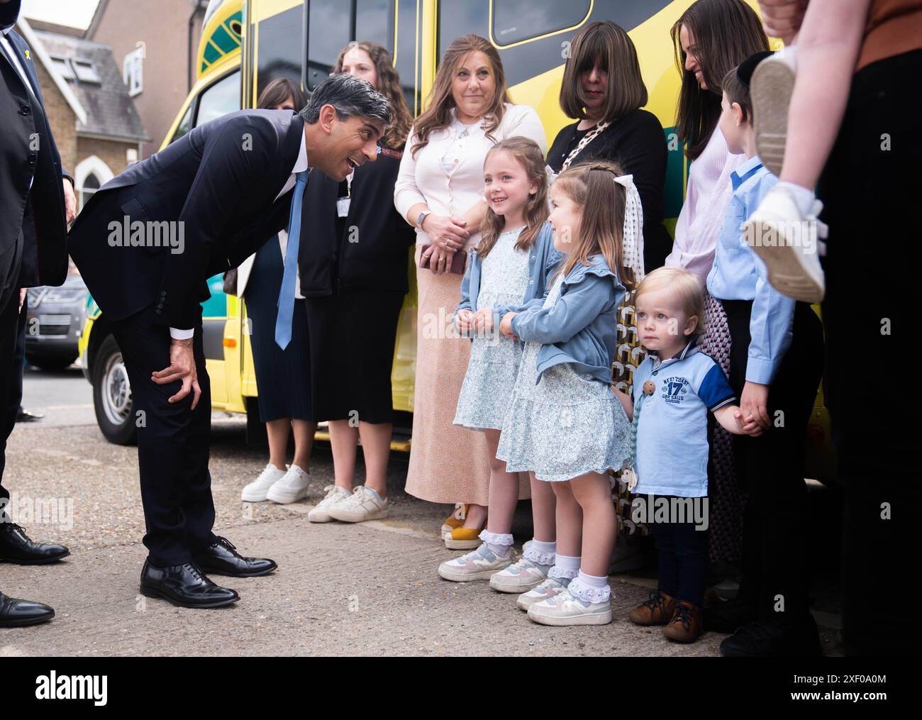 Il primo ministro Rishi Sunak saluta lo staff e la gente del posto associata all'organizzazione medica senza scopo di lucro Hatzola, durante una visita alla sinagoga Machzike Hadath a Golders Green, Londra, mentre si trova sulla pista della campagna elettorale generale. Data foto: Domenica 30 giugno 2024. Foto Stock