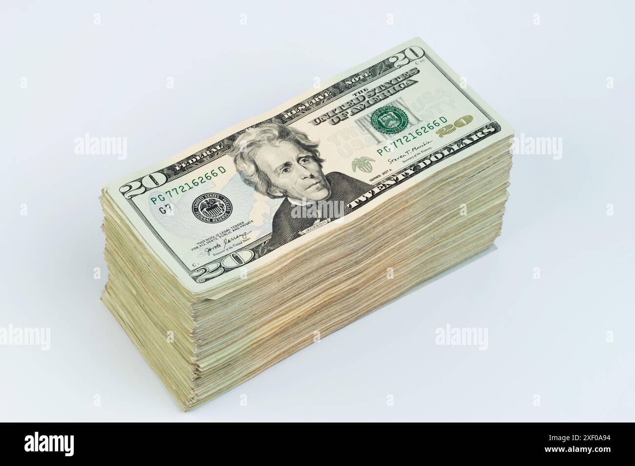 Vista prospettica di una grande pila di dollaras USA isolata su sfondo bianco dello studio Foto Stock