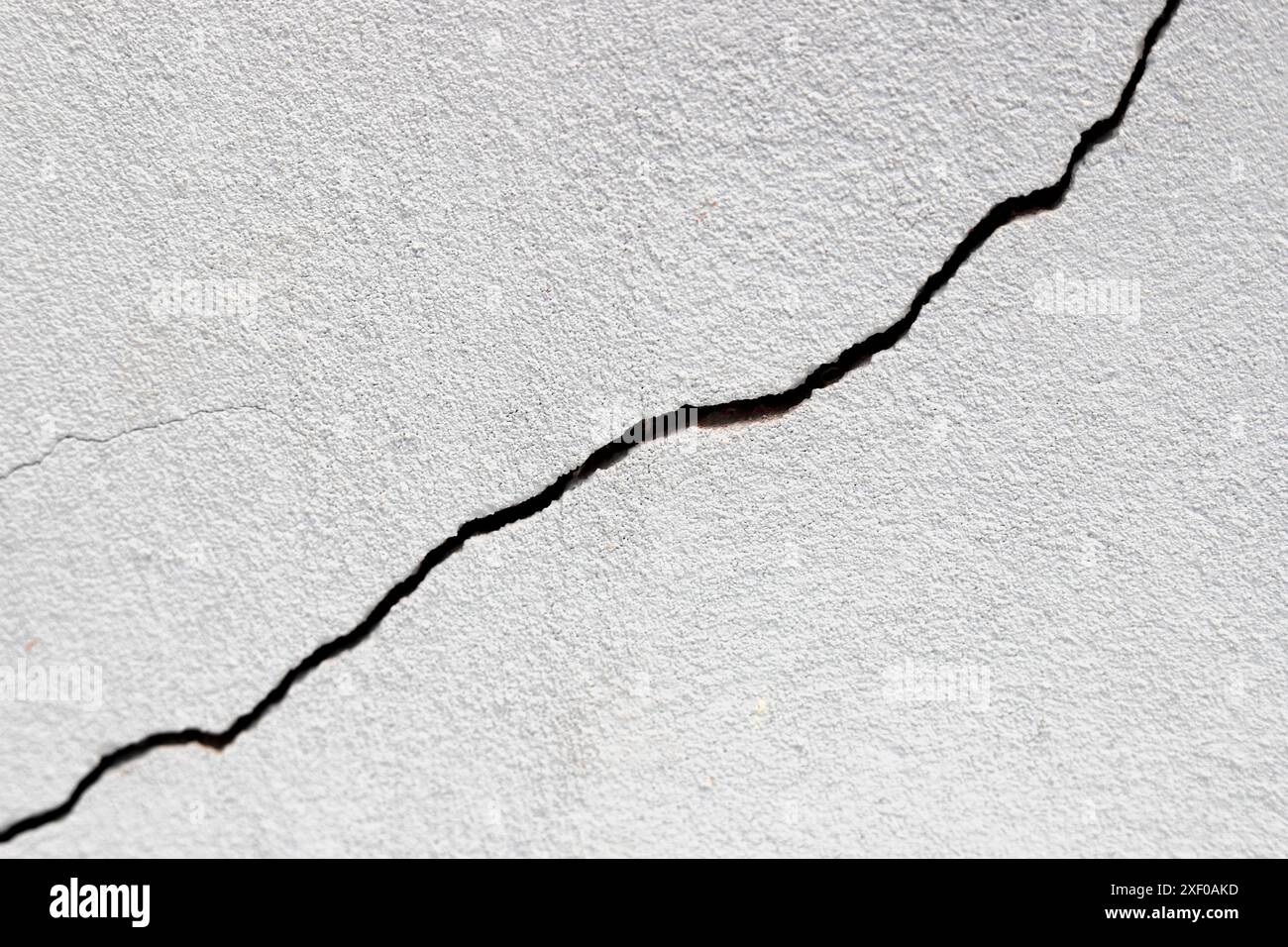 Paraguay. 30 giugno 2024. In questa illustrazione fotografica, una crepa nel muro. Le crepe possono essere causate da movimenti del suolo, carico strutturale inadeguato, variazioni climatiche, usura naturale e lacerazioni e persino errori di costruzione (foto di Jaque Silva/SOPA Images/Sipa USA) *** esclusivamente a scopo editoriale *** credito: SIPA USA/Alamy Live News Foto Stock