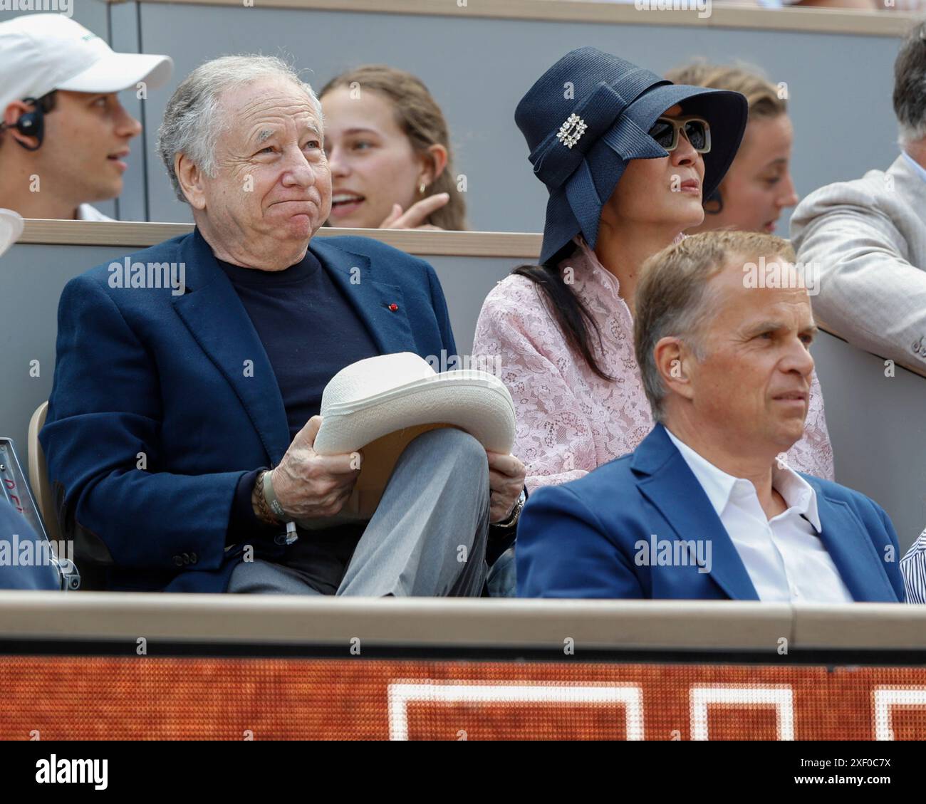 Jean Todt, presidente della Federazione Internazionale dell'Automobile e sua moglie Michelle Yeoh, alla finale maschile degli Open di Francia 2024, Roland GA Foto Stock