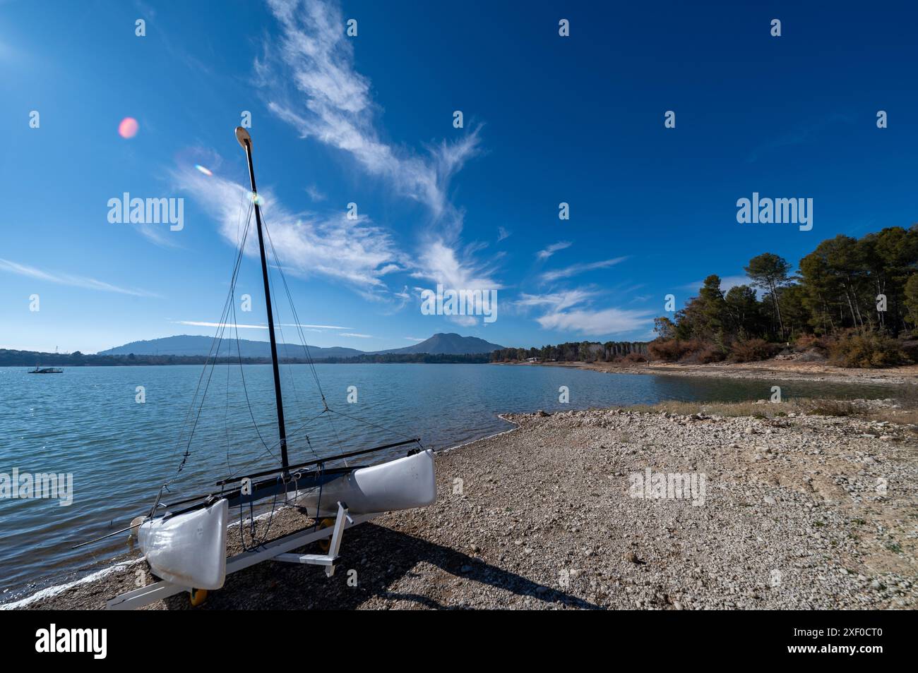 Foto grandangolare di un molo con canoe e kayak su un bacino idrico di Granada in una soleggiata mattinata d'inverno Foto Stock